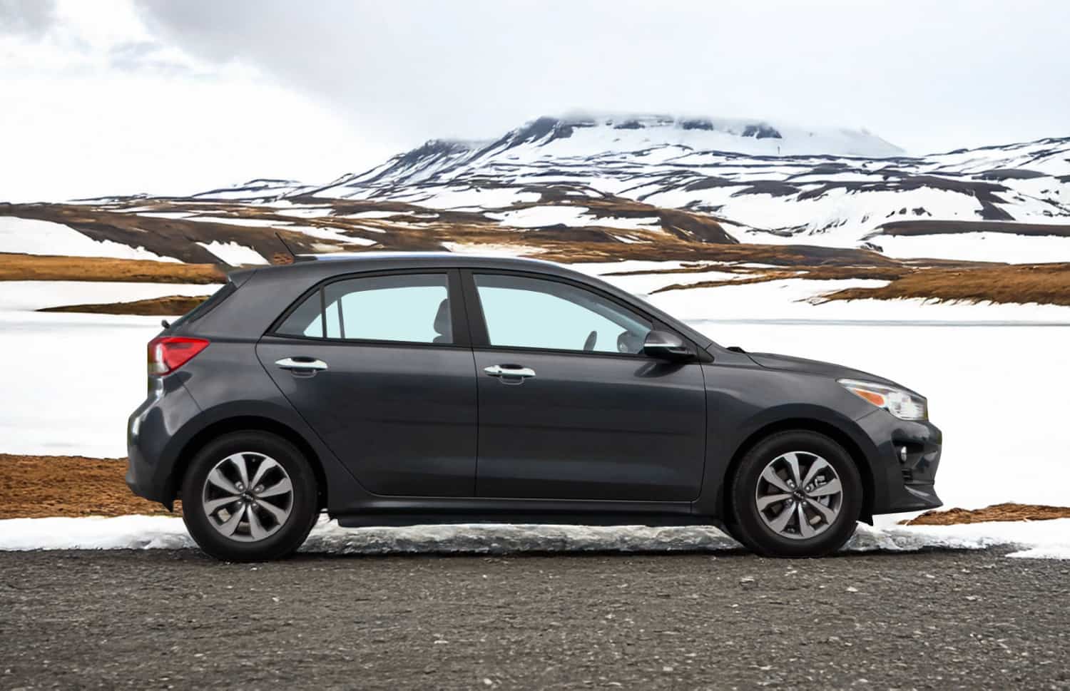 Blauer Kia Rio mit Schaltgetriebe, GPS, Rückfahrkamera und Platz für 5 Personen und 2 Gepäckstücke – perfekt für Island-Roadtrips.