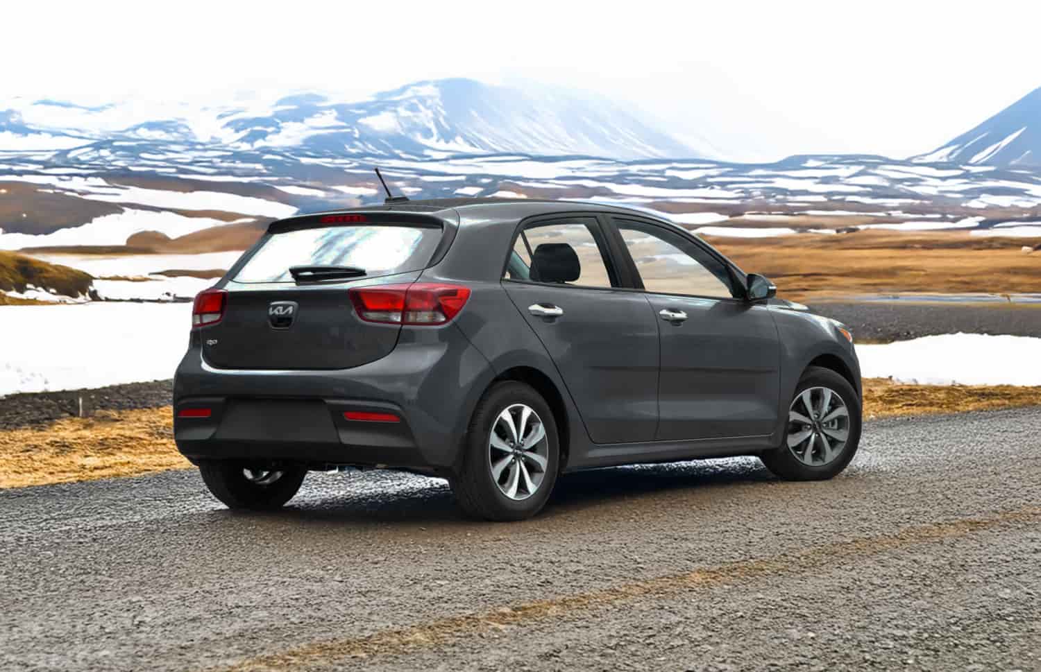 Blauer Kia Rio mit Schaltgetriebe, GPS, Rückfahrkamera und Platz für 5 Personen und 2 Gepäckstücke – perfekt für Island-Roadtrips.