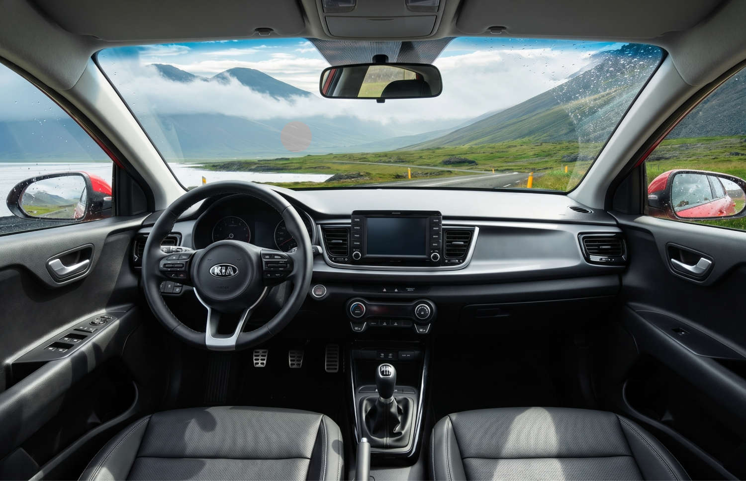 Blauer Kia Rio mit Schaltgetriebe, GPS, Rückfahrkamera und Platz für 5 Personen und 2 Gepäckstücke – perfekt für Island-Roadtrips.