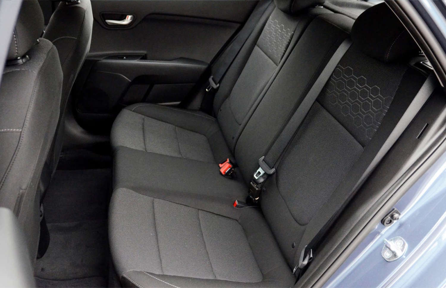 Blauer Kia Rio mit Schaltgetriebe, GPS, Rückfahrkamera und Platz für 5 Personen und 2 Gepäckstücke – perfekt für Island-Roadtrips.