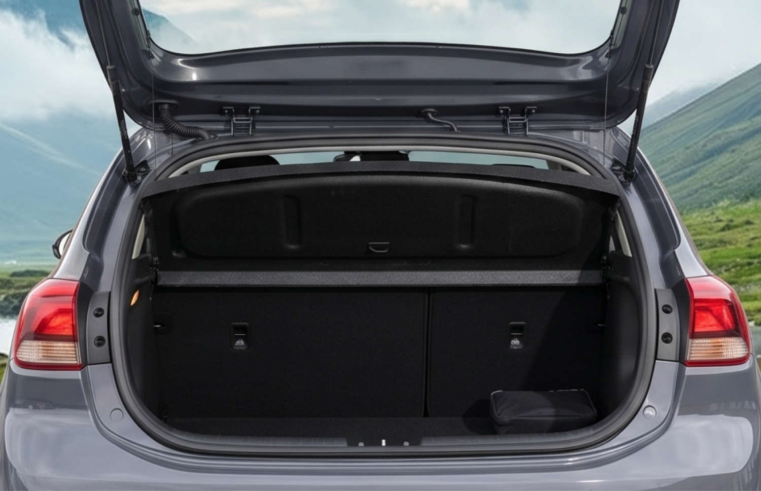 Blauer Kia Rio mit Schaltgetriebe, GPS, Rückfahrkamera und Platz für 5 Personen und 2 Gepäckstücke – perfekt für Island-Roadtrips.