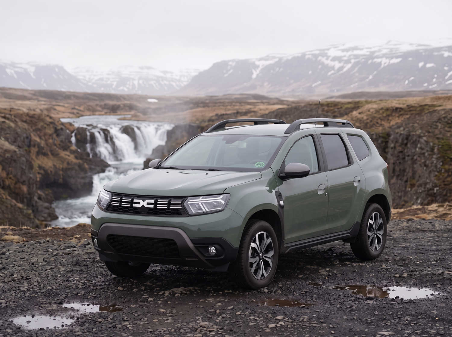 Dacia Duster. Ein zuverlässiges Mietfahrzeug in Island, das für Offroad-Fahrten und Schotterstraßen ausgelegt ist – ideal für die Erkundung abgelegener Gebiete und isländischer Wetterbedingungen.