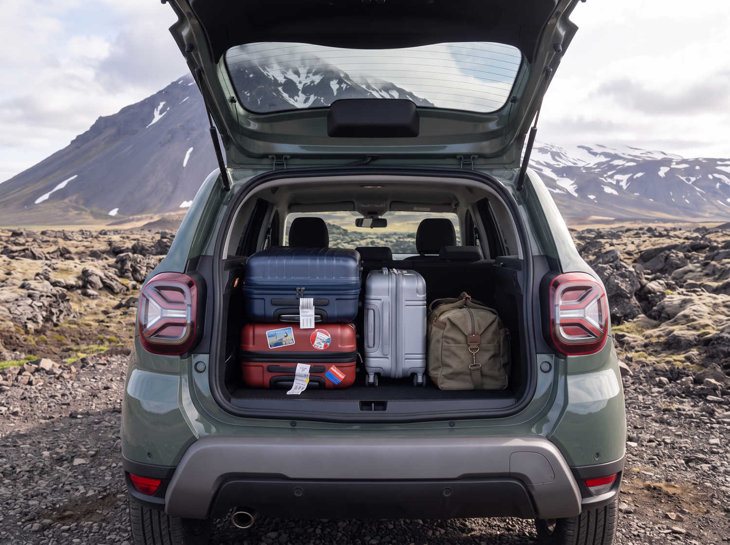 Dacia Duster. Ein zuverlässiges Mietfahrzeug in Island, das für Offroad-Fahrten und Schotterstraßen ausgelegt ist – ideal für die Erkundung abgelegener Gebiete und isländischer Wetterbedingungen.