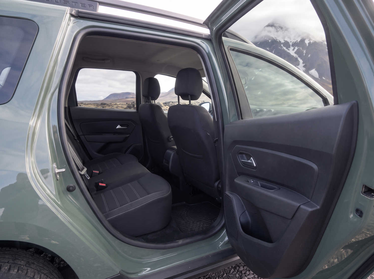 Dacia Duster. Ein zuverlässiges Mietfahrzeug in Island, das für Offroad-Fahrten und Schotterstraßen ausgelegt ist – ideal für die Erkundung abgelegener Gebiete und isländischer Wetterbedingungen.
