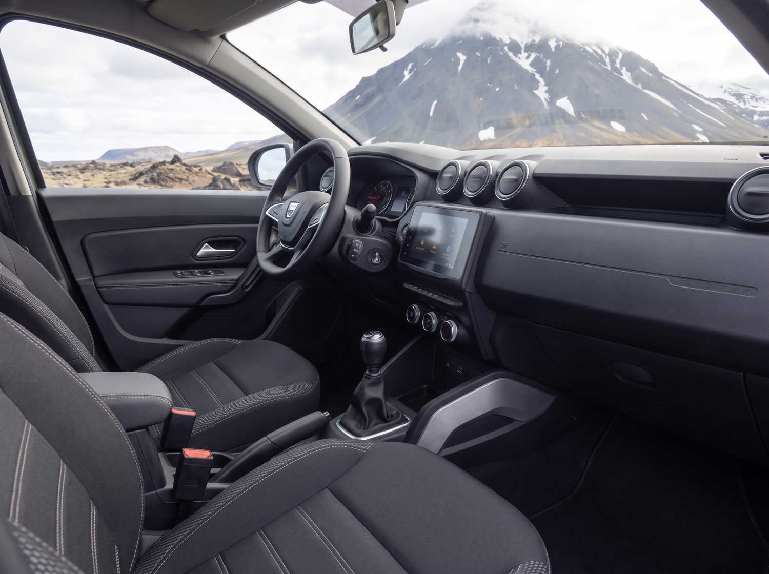 Dacia Duster. Ein zuverlässiges Mietfahrzeug in Island, das für Offroad-Fahrten und Schotterstraßen ausgelegt ist – ideal für die Erkundung abgelegener Gebiete und isländischer Wetterbedingungen.