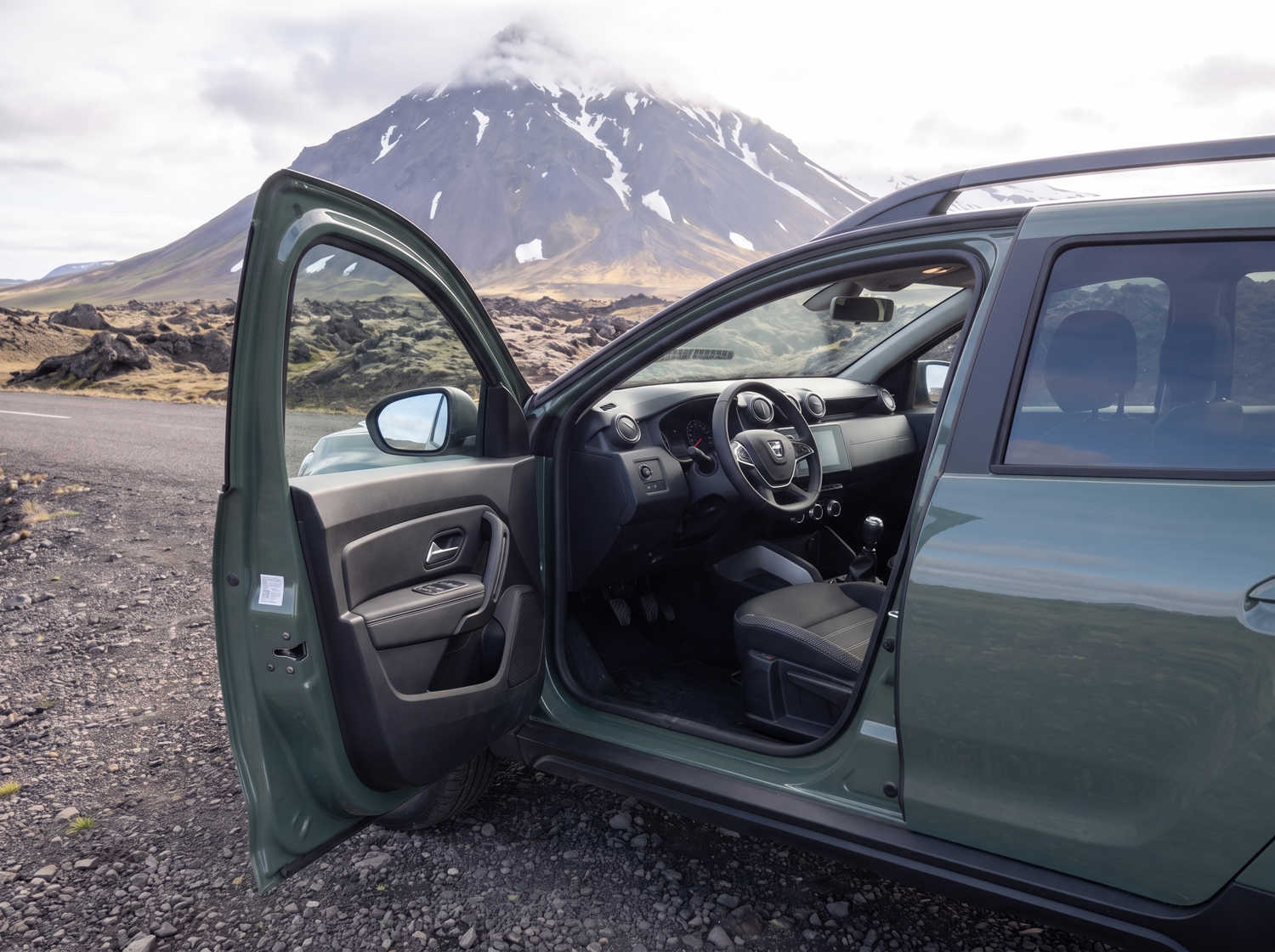 Dacia Duster. Ein zuverlässiges Mietfahrzeug in Island, das für Offroad-Fahrten und Schotterstraßen ausgelegt ist – ideal für die Erkundung abgelegener Gebiete und isländischer Wetterbedingungen.