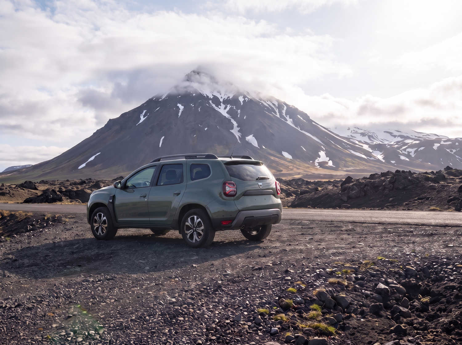 Dacia Duster. Ein zuverlässiges Mietfahrzeug in Island, das für Offroad-Fahrten und Schotterstraßen ausgelegt ist – ideal für die Erkundung abgelegener Gebiete und isländischer Wetterbedingungen.