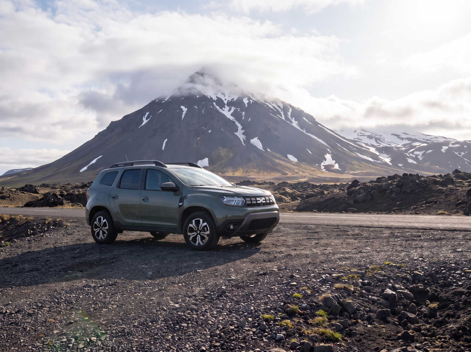 Dacia Duster. Ein zuverlässiges Mietfahrzeug in Island, das für Offroad-Fahrten und Schotterstraßen ausgelegt ist – ideal für die Erkundung abgelegener Gebiete und isländischer Wetterbedingungen.