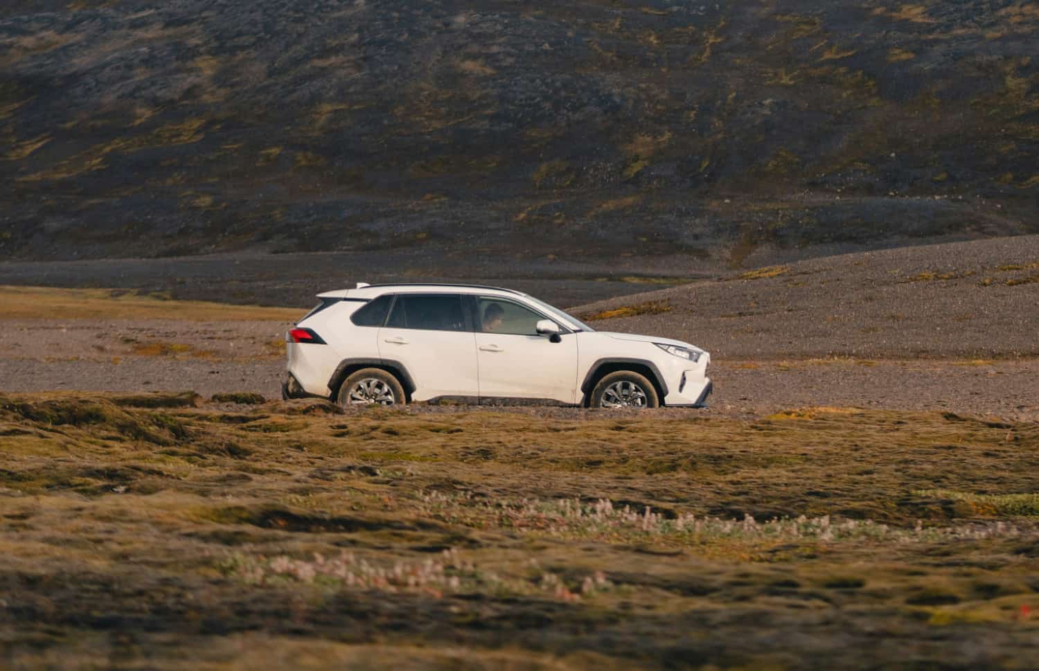 Toyota RAV4. Ein robuster Miet-SUV, ideal für die Erkundung der rauen Landschaften Islands, einschließlich Bergstraßen, F-Straßen und abgelegener Gebiete, mit einer Vollkaskoversicherung für zusätzliche Sicherheit.