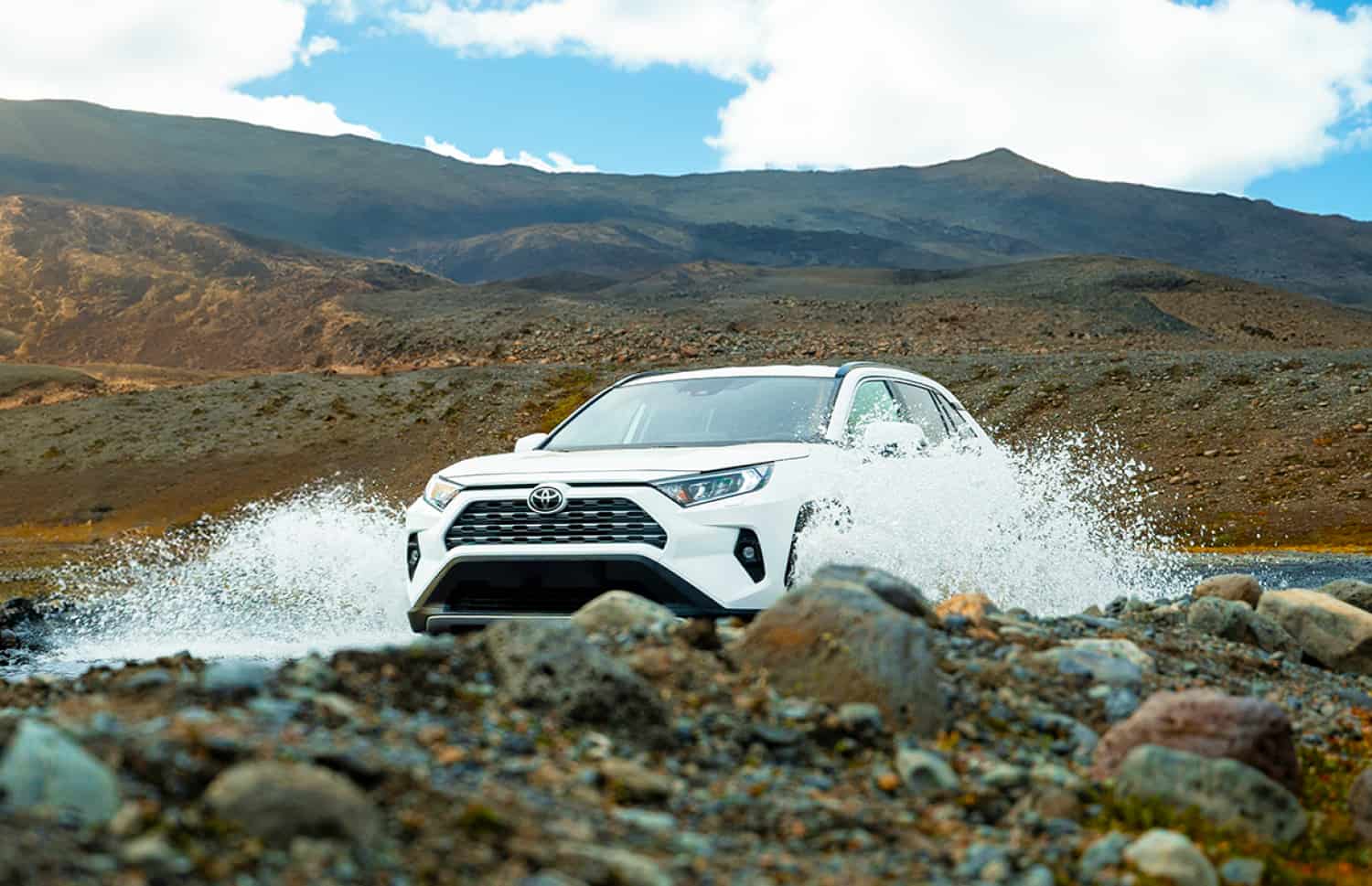 Toyota RAV4. Ein robuster Miet-SUV, ideal für die Erkundung der rauen Landschaften Islands, einschließlich Bergstraßen, F-Straßen und abgelegener Gebiete, mit einer Vollkaskoversicherung für zusätzliche Sicherheit.