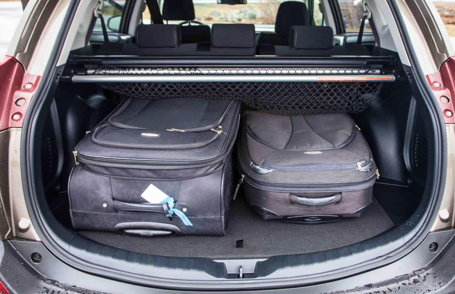 Toyota RAV4. Ein robuster Miet-SUV, ideal für die Erkundung der rauen Landschaften Islands, einschließlich Bergstraßen, F-Straßen und abgelegener Gebiete, mit einer Vollkaskoversicherung für zusätzliche Sicherheit.