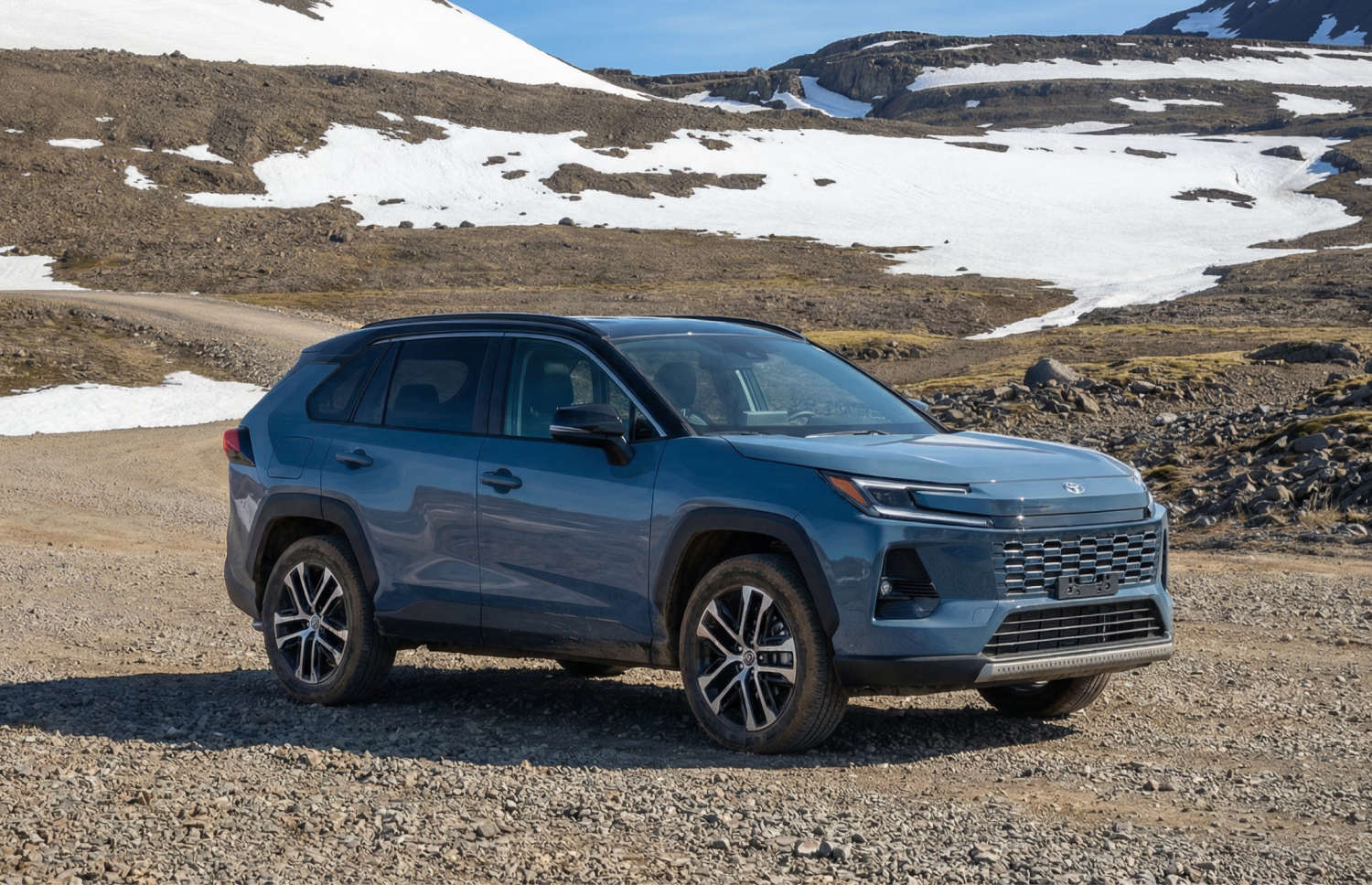 Toyota RAV4. Ein robuster Miet-SUV, ideal für die Erkundung der rauen Landschaften Islands, einschließlich Bergstraßen, F-Straßen und abgelegener Gebiete, mit einer Vollkaskoversicherung für zusätzliche Sicherheit.