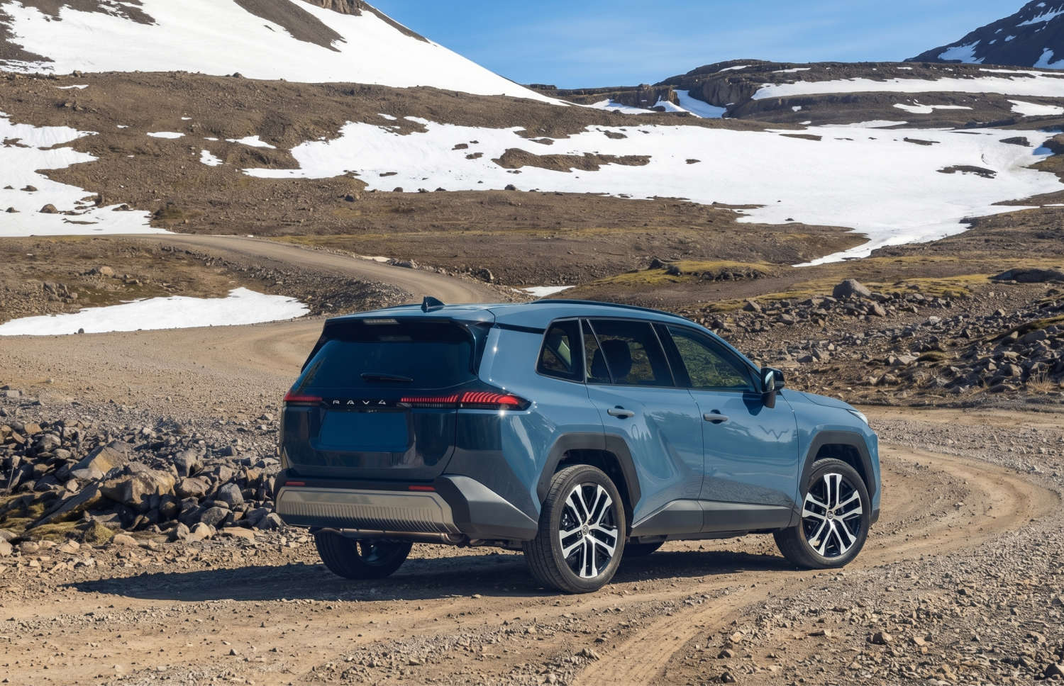 Toyota RAV4. Ein robuster Miet-SUV, ideal für die Erkundung der rauen Landschaften Islands, einschließlich Bergstraßen, F-Straßen und abgelegener Gebiete, mit einer Vollkaskoversicherung für zusätzliche Sicherheit.
