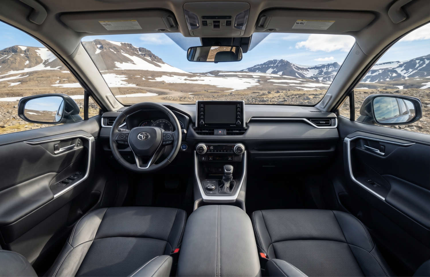 Toyota RAV4. Ein robuster Miet-SUV, ideal für die Erkundung der rauen Landschaften Islands, einschließlich Bergstraßen, F-Straßen und abgelegener Gebiete, mit einer Vollkaskoversicherung für zusätzliche Sicherheit.