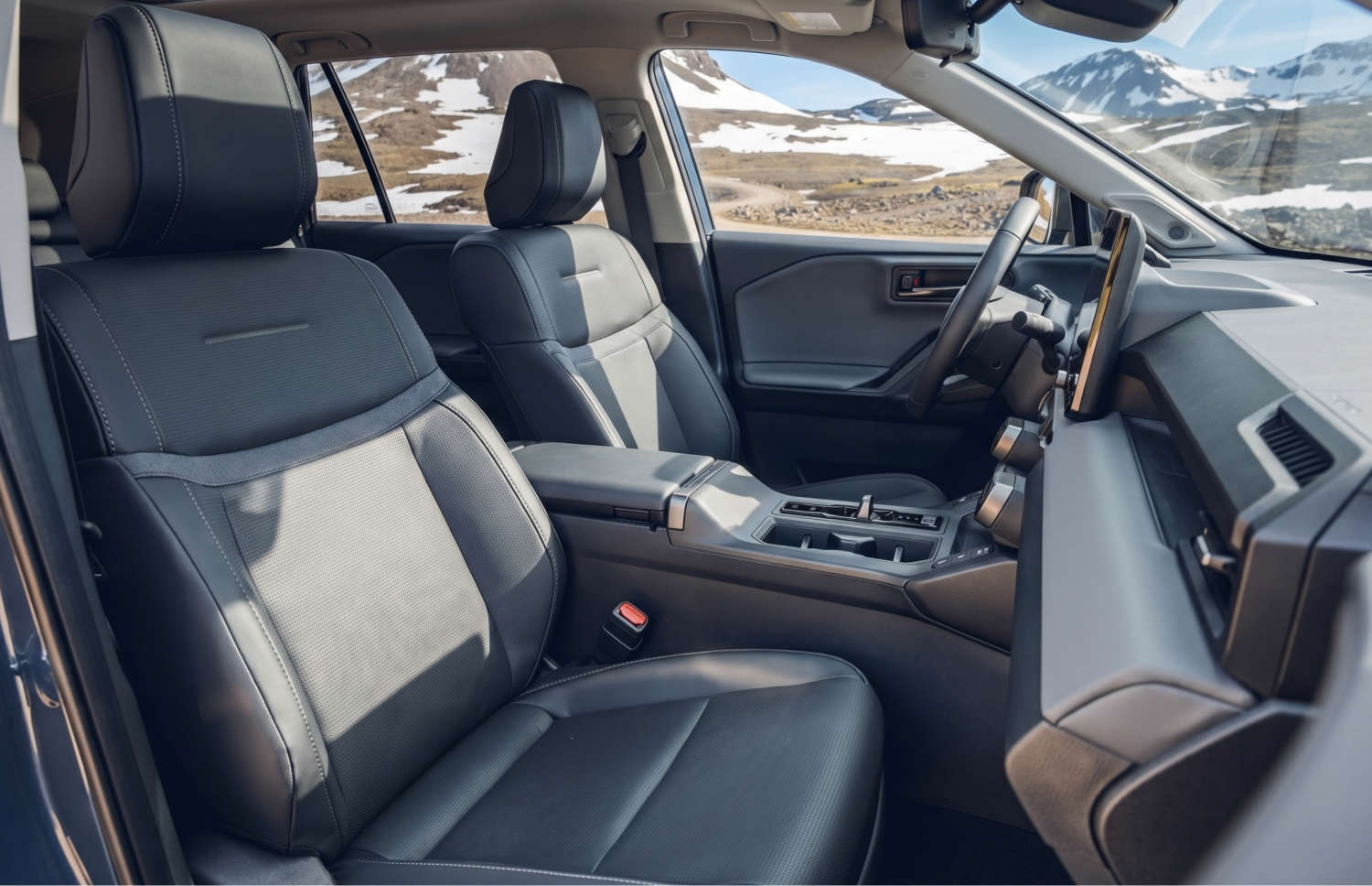 Toyota RAV4. Ein robuster Miet-SUV, ideal für die Erkundung der rauen Landschaften Islands, einschließlich Bergstraßen, F-Straßen und abgelegener Gebiete, mit einer Vollkaskoversicherung für zusätzliche Sicherheit.