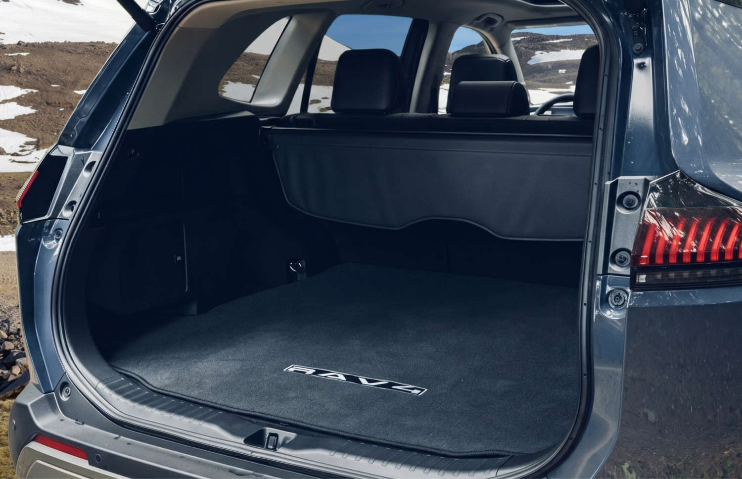 Toyota RAV4. Ein robuster Miet-SUV, ideal für die Erkundung der rauen Landschaften Islands, einschließlich Bergstraßen, F-Straßen und abgelegener Gebiete, mit einer Vollkaskoversicherung für zusätzliche Sicherheit.