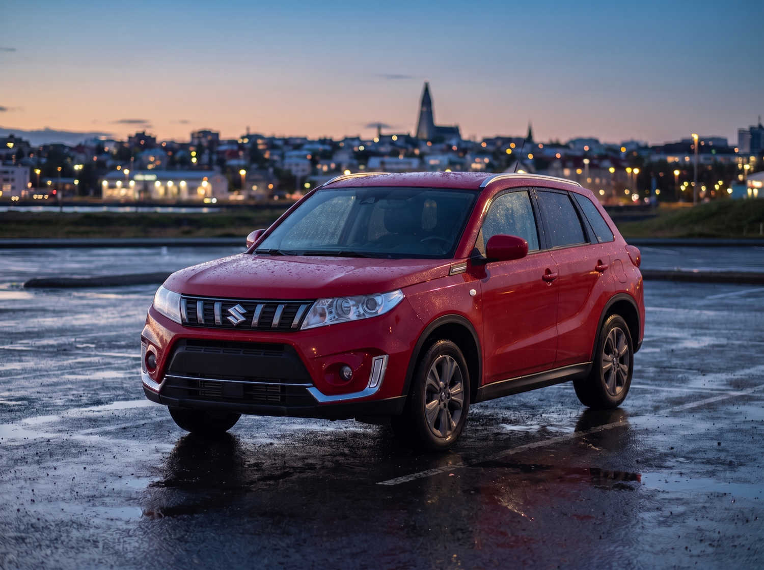 Suzuki Vitara. Ideal für die Erkundung der Hochlandstraßen Islands und den Schutz auf Schotterstraßen, bietet dieses Mietfahrzeug ausreichend Platz für eine reibungslose Island-Rundreise.