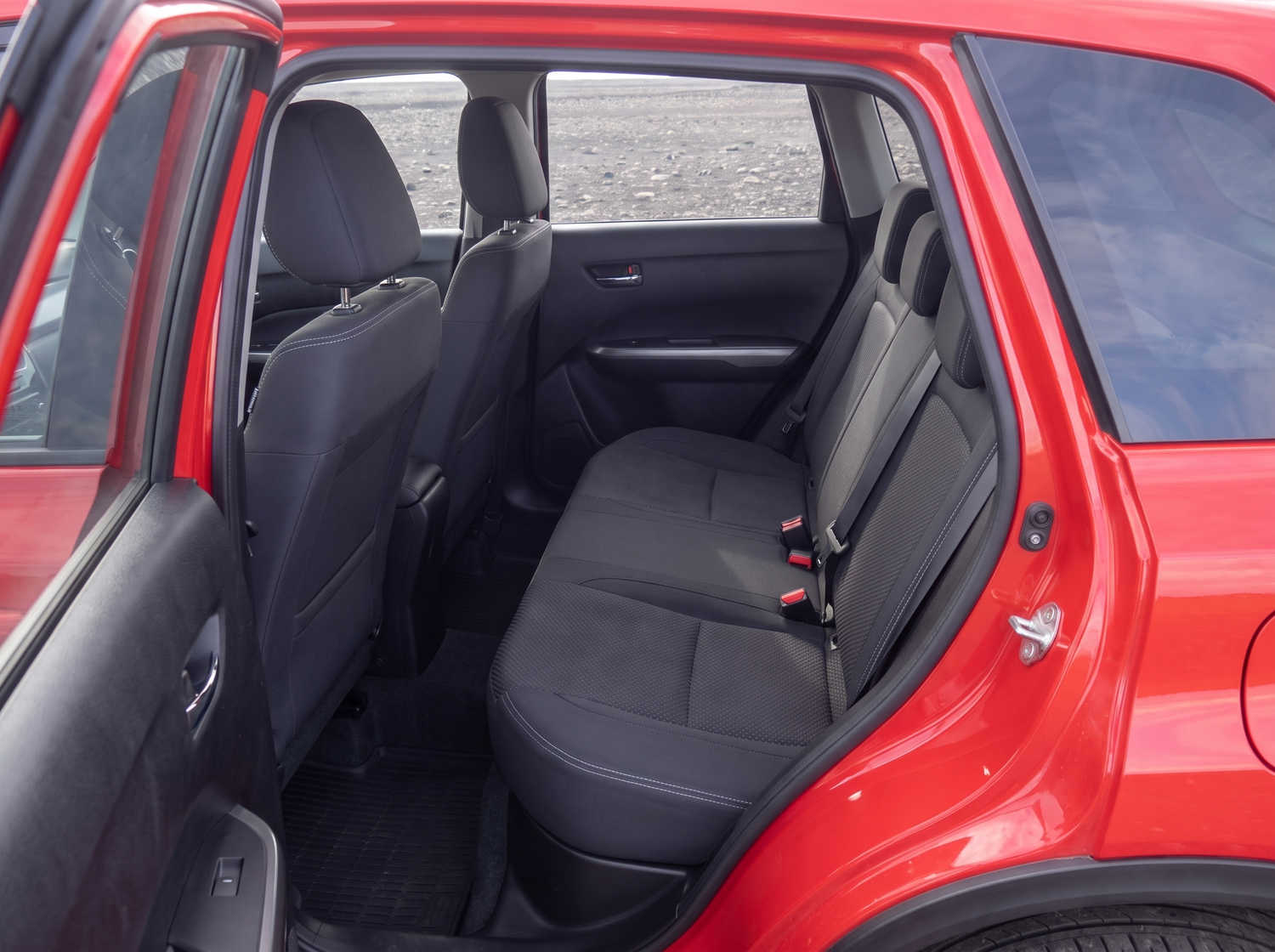 Suzuki Vitara. Ideal für die Erkundung der Hochlandstraßen Islands und den Schutz auf Schotterstraßen, bietet dieses Mietfahrzeug ausreichend Platz für eine reibungslose Island-Rundreise.