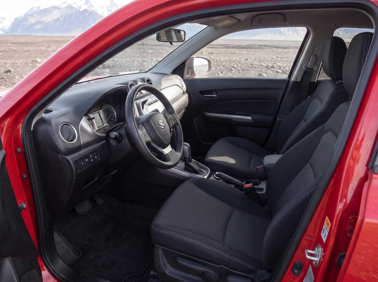 Suzuki Vitara. Ideal für die Erkundung der Hochlandstraßen Islands und den Schutz auf Schotterstraßen, bietet dieses Mietfahrzeug ausreichend Platz für eine reibungslose Island-Rundreise.