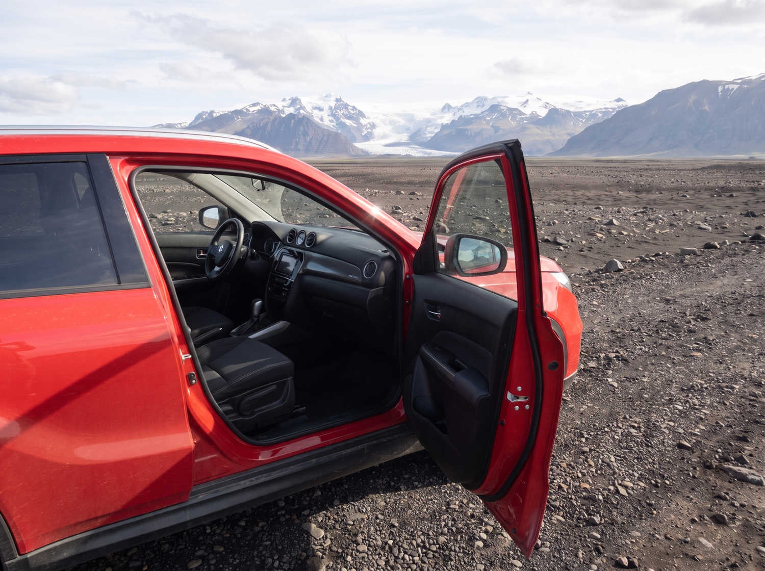 Suzuki Vitara. Ideal für die Erkundung der Hochlandstraßen Islands und den Schutz auf Schotterstraßen, bietet dieses Mietfahrzeug ausreichend Platz für eine reibungslose Island-Rundreise.