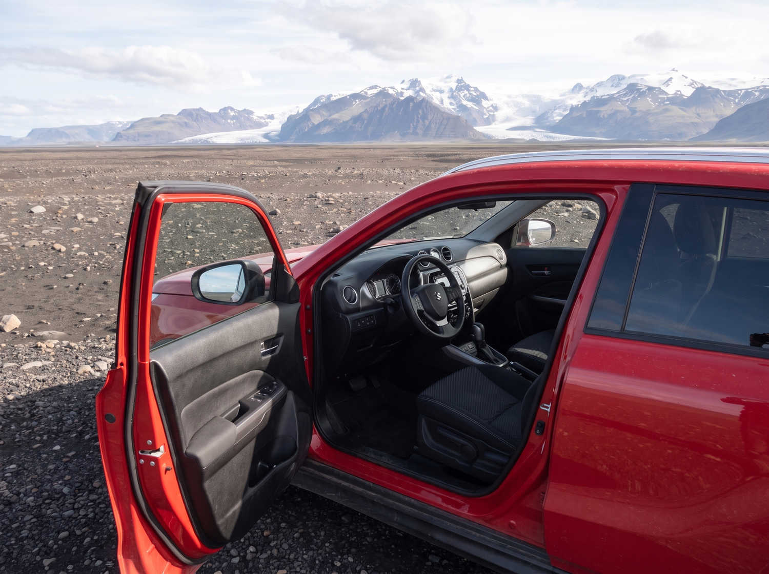 Suzuki Vitara. Ideal für die Erkundung der Hochlandstraßen Islands und den Schutz auf Schotterstraßen, bietet dieses Mietfahrzeug ausreichend Platz für eine reibungslose Island-Rundreise.