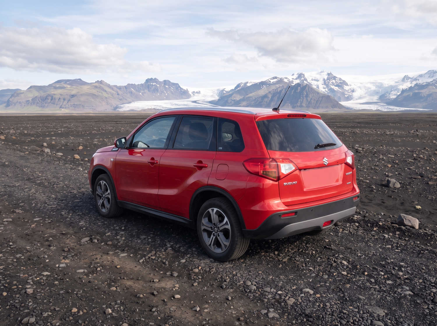 Suzuki Vitara. Ideal für die Erkundung der Hochlandstraßen Islands und den Schutz auf Schotterstraßen, bietet dieses Mietfahrzeug ausreichend Platz für eine reibungslose Island-Rundreise.