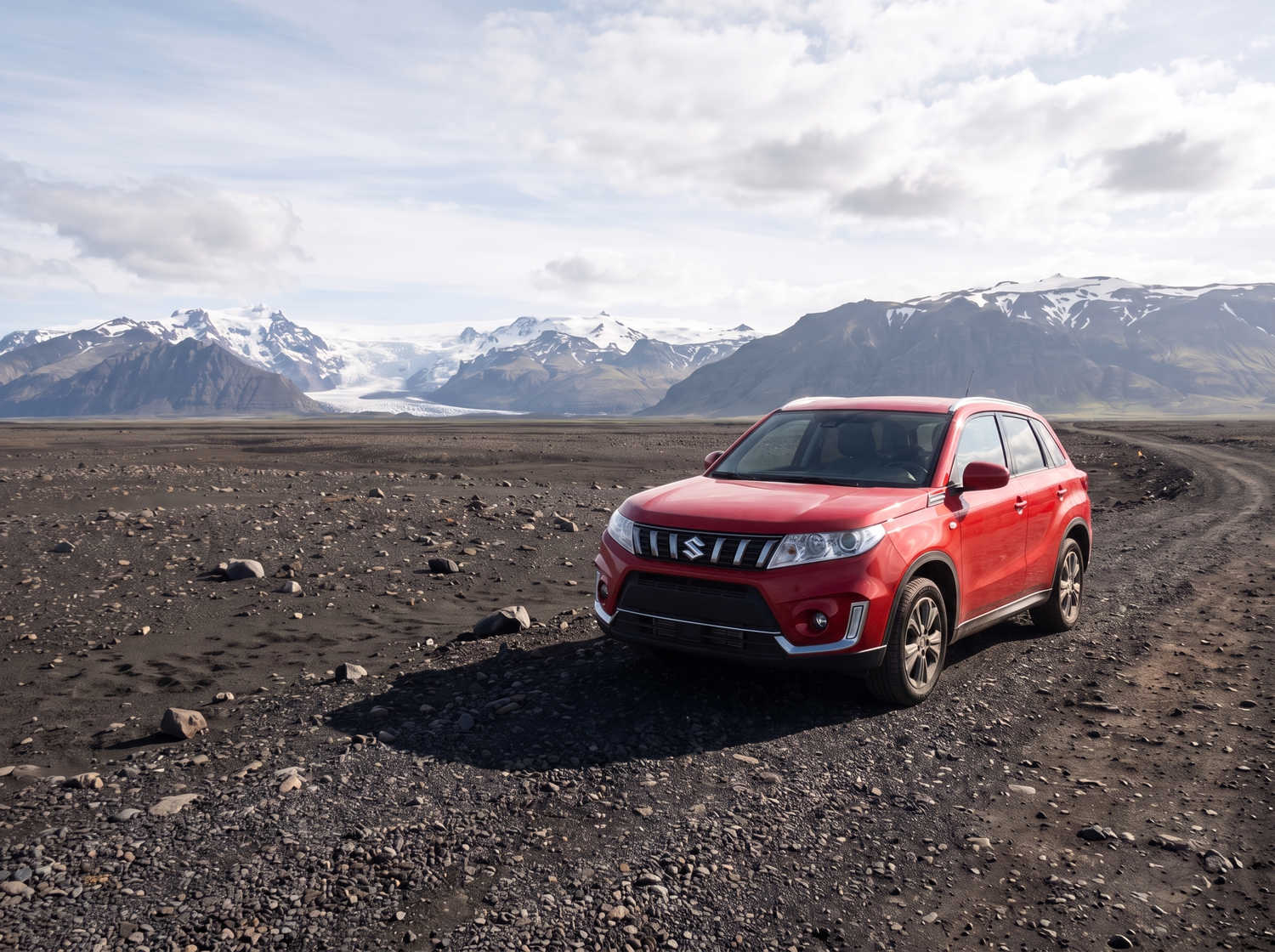 Suzuki Vitara. Ideal für die Erkundung der Hochlandstraßen Islands und den Schutz auf Schotterstraßen, bietet dieses Mietfahrzeug ausreichend Platz für eine reibungslose Island-Rundreise.