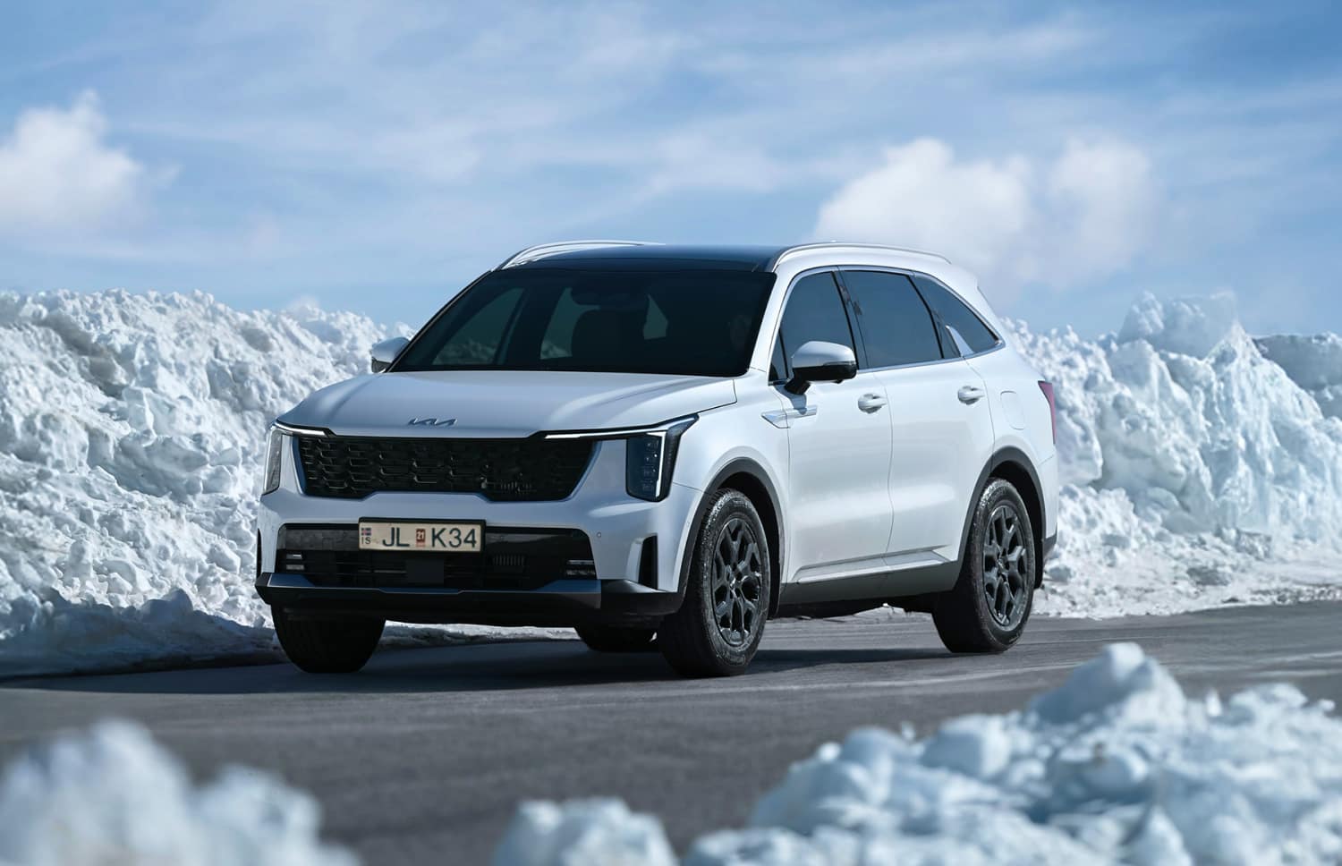 Kia Sorento. Ein geräumiges und zuverlässiges 4x4-Mietfahrzeug in Island, ausgelegt für eine reibungslose Fahrt auf Schotterstraßen, F-Straßen und isländischem Outdoor-Gelände, mit viel Platz für Passagiere und Gepäck.