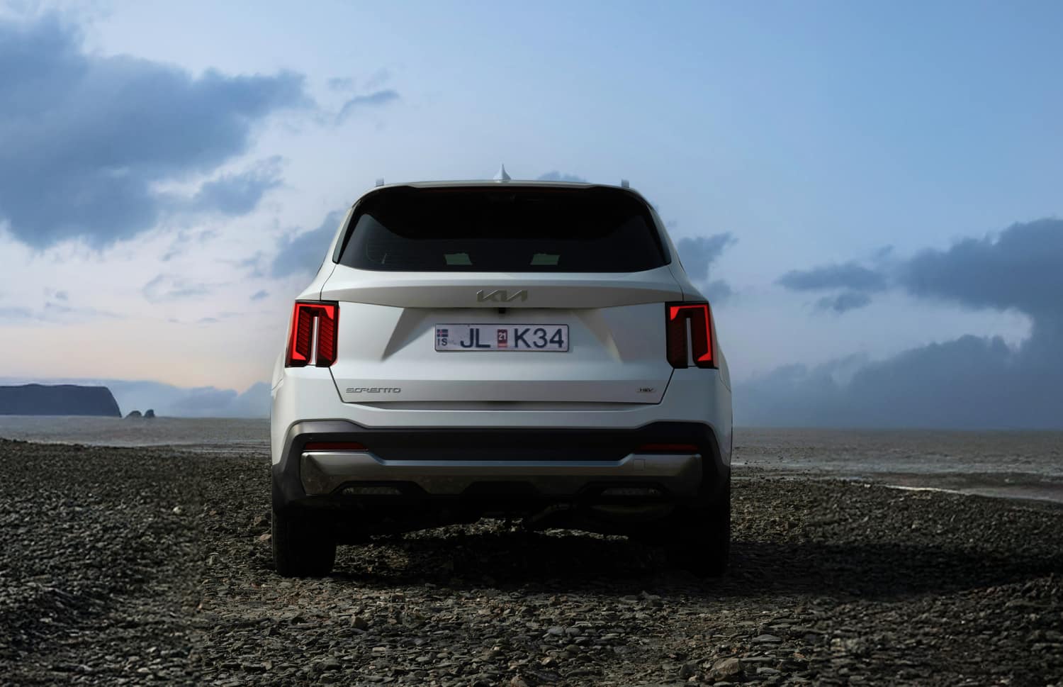 Kia Sorento. Ein geräumiges und zuverlässiges 4x4-Mietfahrzeug in Island, ausgelegt für eine reibungslose Fahrt auf Schotterstraßen, F-Straßen und isländischem Outdoor-Gelände, mit viel Platz für Passagiere und Gepäck.