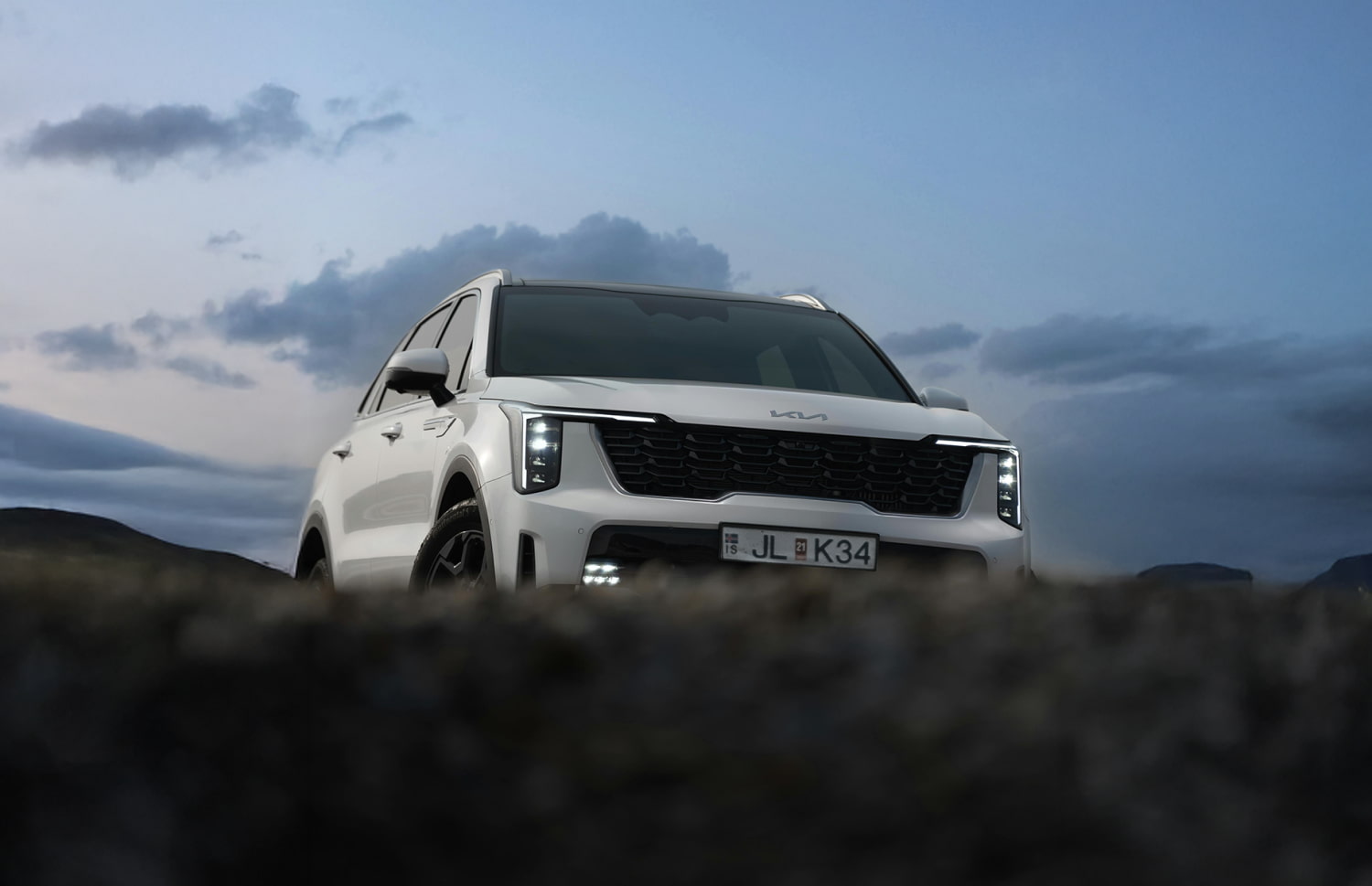 Kia Sorento. Ein geräumiges und zuverlässiges 4x4-Mietfahrzeug in Island, ausgelegt für eine reibungslose Fahrt auf Schotterstraßen, F-Straßen und isländischem Outdoor-Gelände, mit viel Platz für Passagiere und Gepäck.