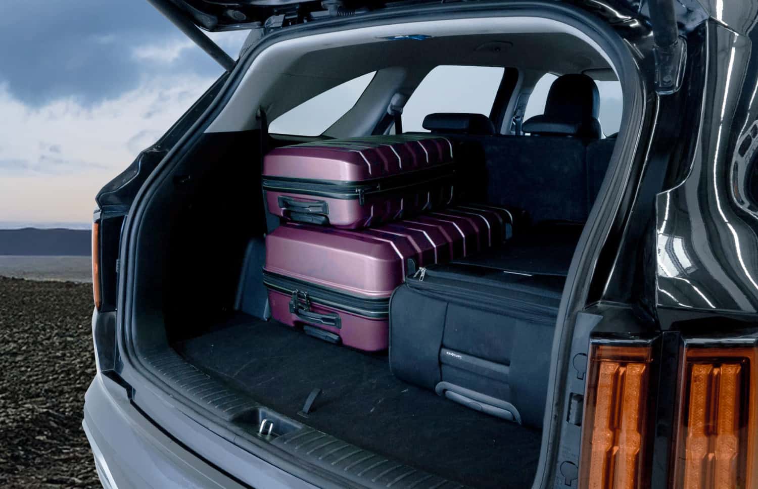 Kia Sorento. Ein geräumiges und zuverlässiges 4x4-Mietfahrzeug in Island, ausgelegt für eine reibungslose Fahrt auf Schotterstraßen, F-Straßen und isländischem Outdoor-Gelände, mit viel Platz für Passagiere und Gepäck.
