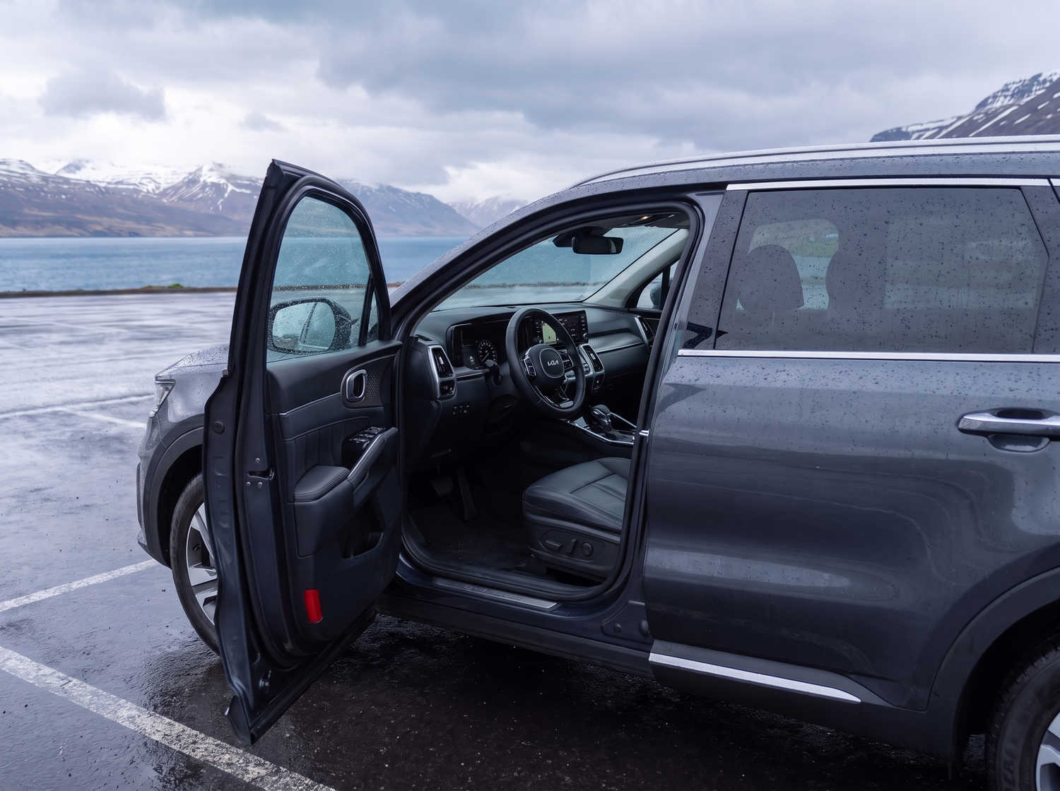 Kia Sorento. Ein geräumiges und zuverlässiges 4x4-Mietfahrzeug in Island, ausgelegt für eine reibungslose Fahrt auf Schotterstraßen, F-Straßen und isländischem Outdoor-Gelände, mit viel Platz für Passagiere und Gepäck.
