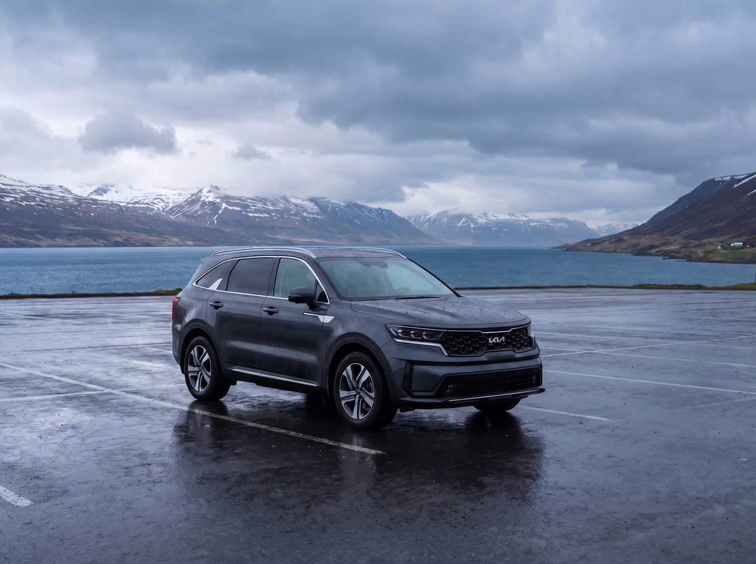 Kia Sorento. Ein geräumiges und zuverlässiges 4x4-Mietfahrzeug in Island, ausgelegt für eine reibungslose Fahrt auf Schotterstraßen, F-Straßen und isländischem Outdoor-Gelände, mit viel Platz für Passagiere und Gepäck.