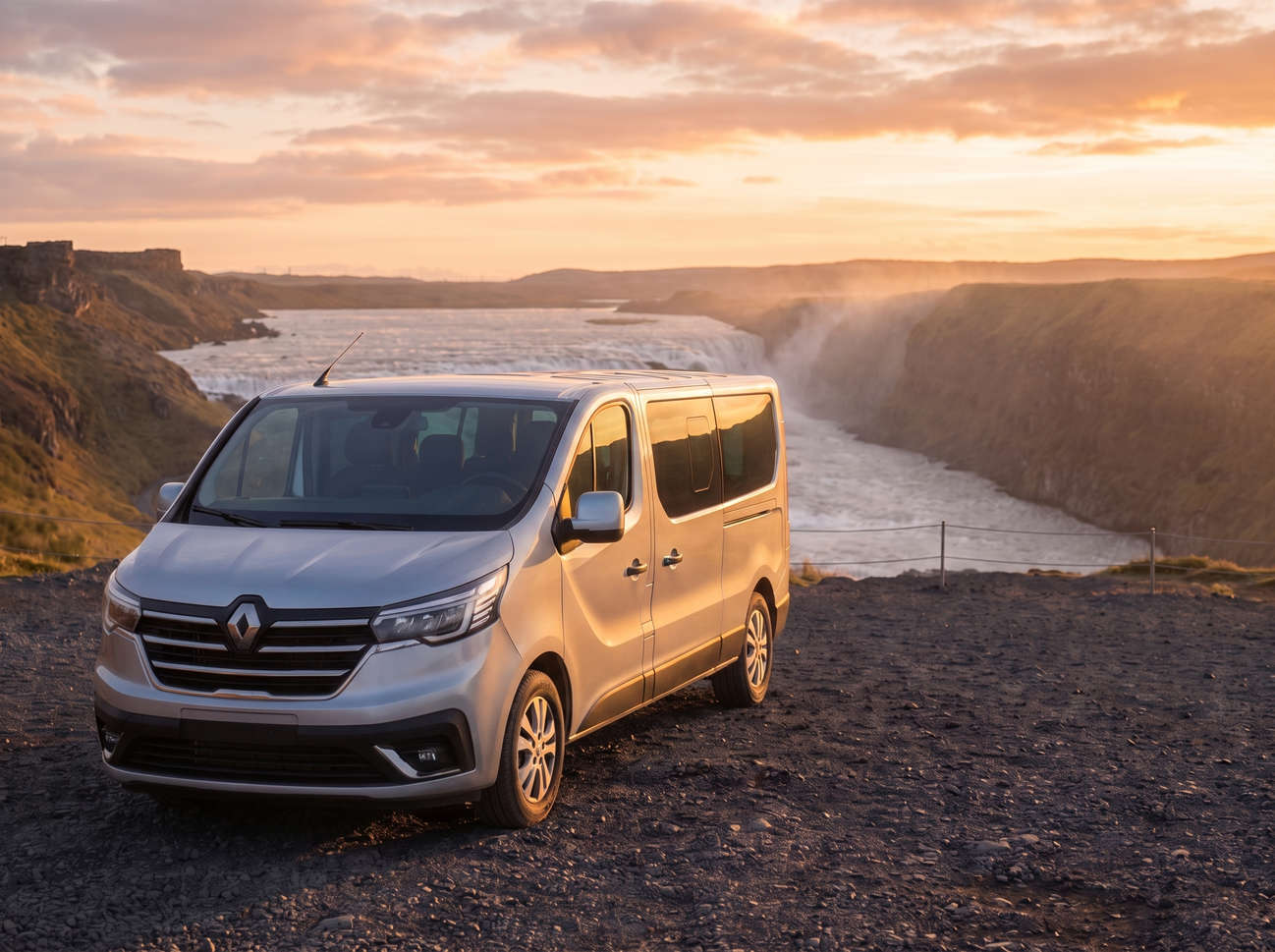 Roter Renault Trafic 9-Sitzer-Passagier-Van mit Schaltgetriebe, Sitzheizung, Bluetooth und USB-Ladegerät – ideal für Gruppenreisen in Island.