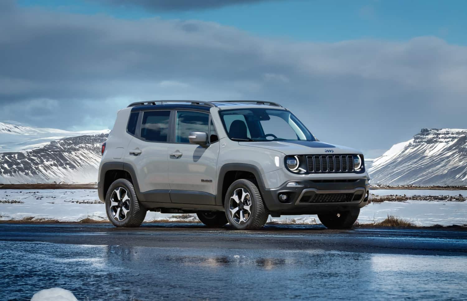 Jeep Renegade. Ein robustes Offroad-Mietfahrzeug in Island, ausgestattet für Flussdurchquerungen und Schotterstraßen – perfekt für Reisende, die ein Abenteuer auf den F-Straßen suchen.