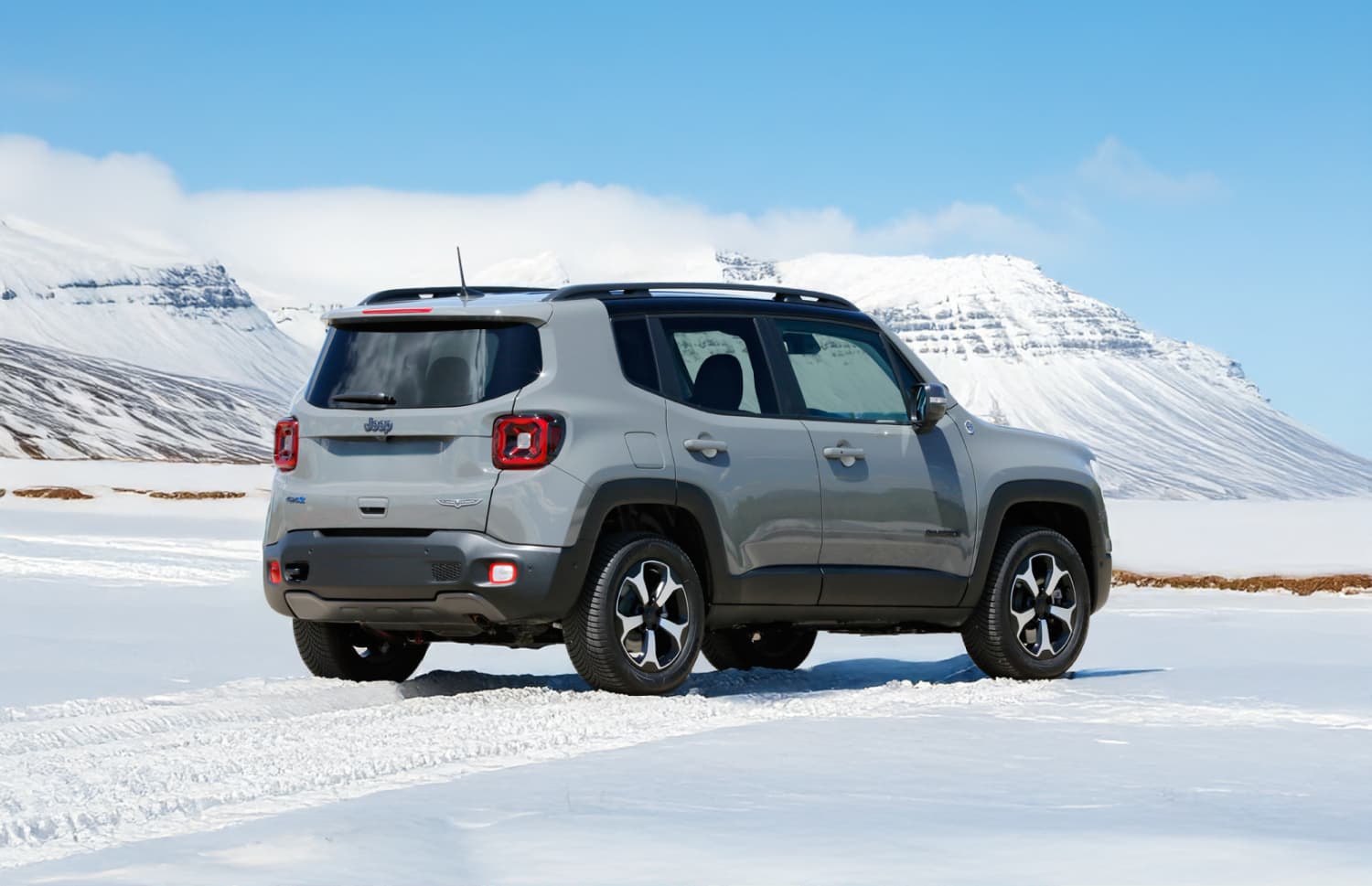 Jeep Renegade. Ein robustes Offroad-Mietfahrzeug in Island, ausgestattet für Flussdurchquerungen und Schotterstraßen – perfekt für Reisende, die ein Abenteuer auf den F-Straßen suchen.
