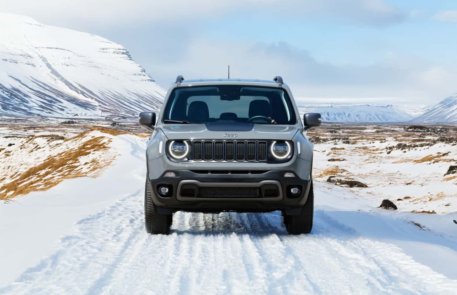 Jeep Renegade. Ein robustes Offroad-Mietfahrzeug in Island, ausgestattet für Flussdurchquerungen und Schotterstraßen – perfekt für Reisende, die ein Abenteuer auf den F-Straßen suchen.