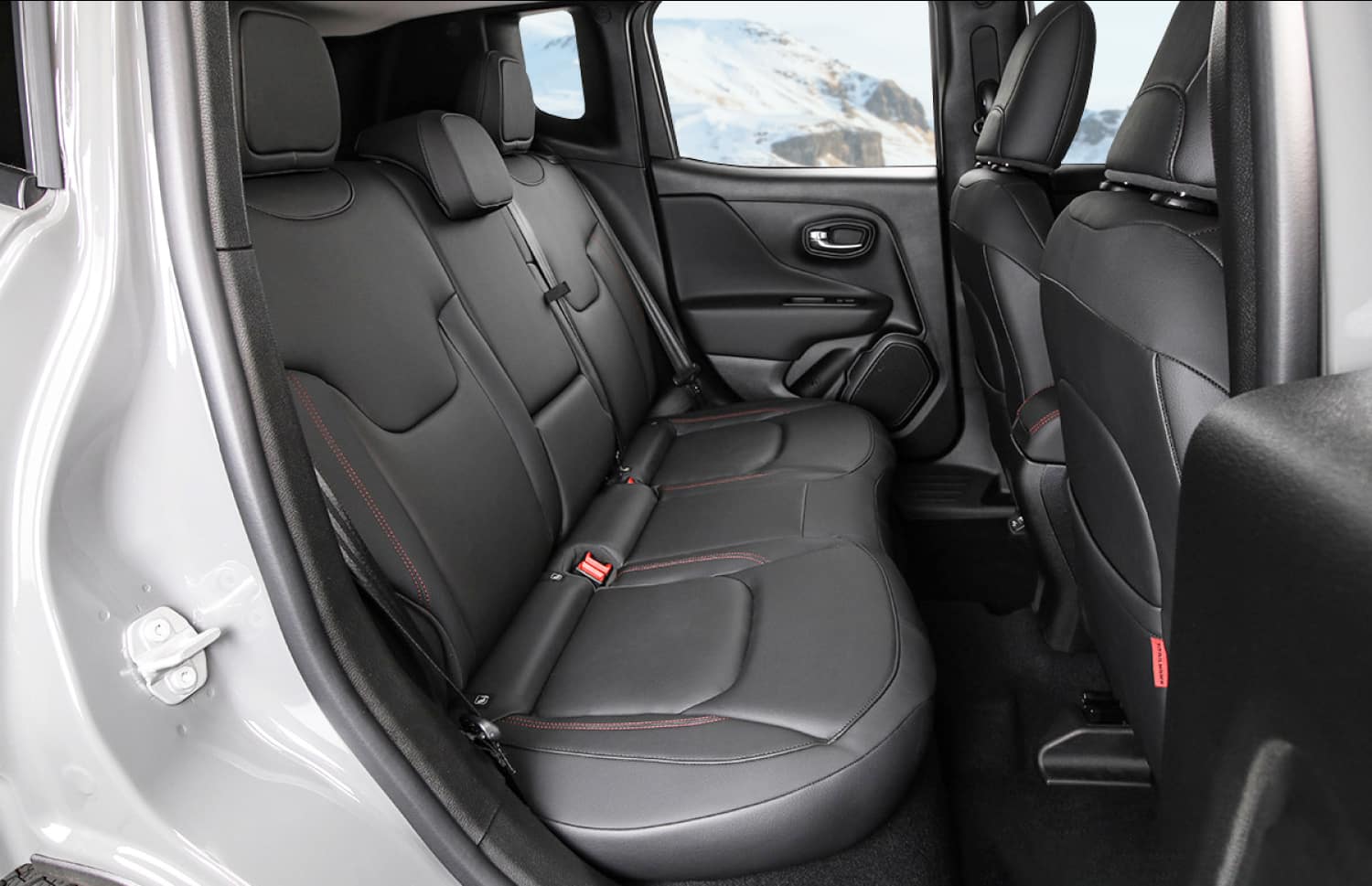 Jeep Renegade. Ein robustes Offroad-Mietfahrzeug in Island, ausgestattet für Flussdurchquerungen und Schotterstraßen – perfekt für Reisende, die ein Abenteuer auf den F-Straßen suchen.