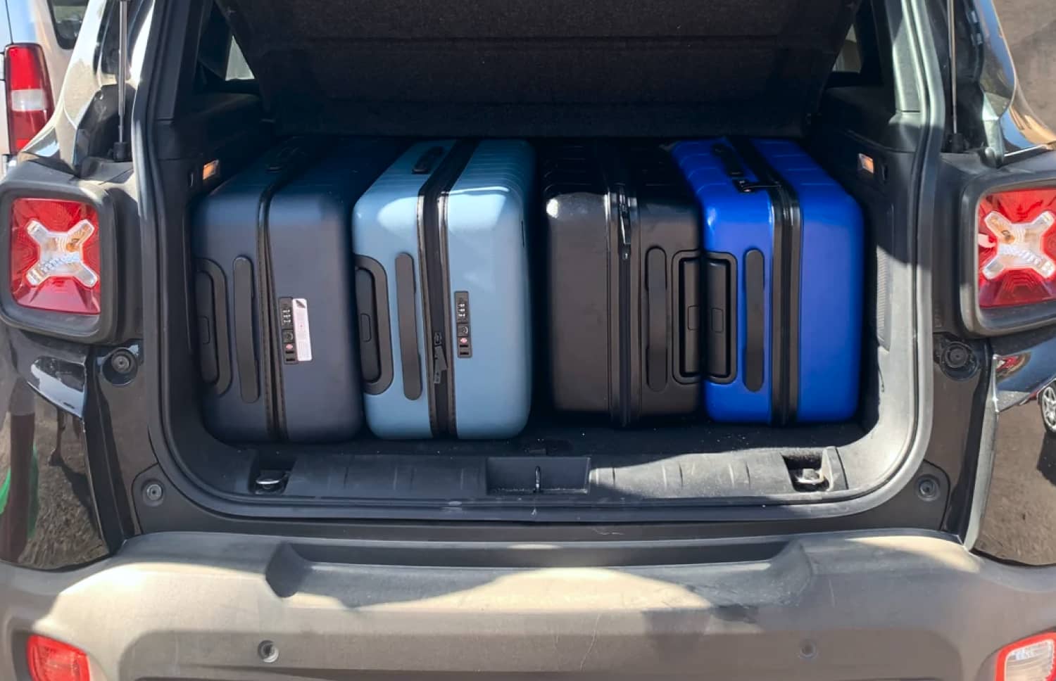 Jeep Renegade. Ein robustes Offroad-Mietfahrzeug in Island, ausgestattet für Flussdurchquerungen und Schotterstraßen – perfekt für Reisende, die ein Abenteuer auf den F-Straßen suchen.