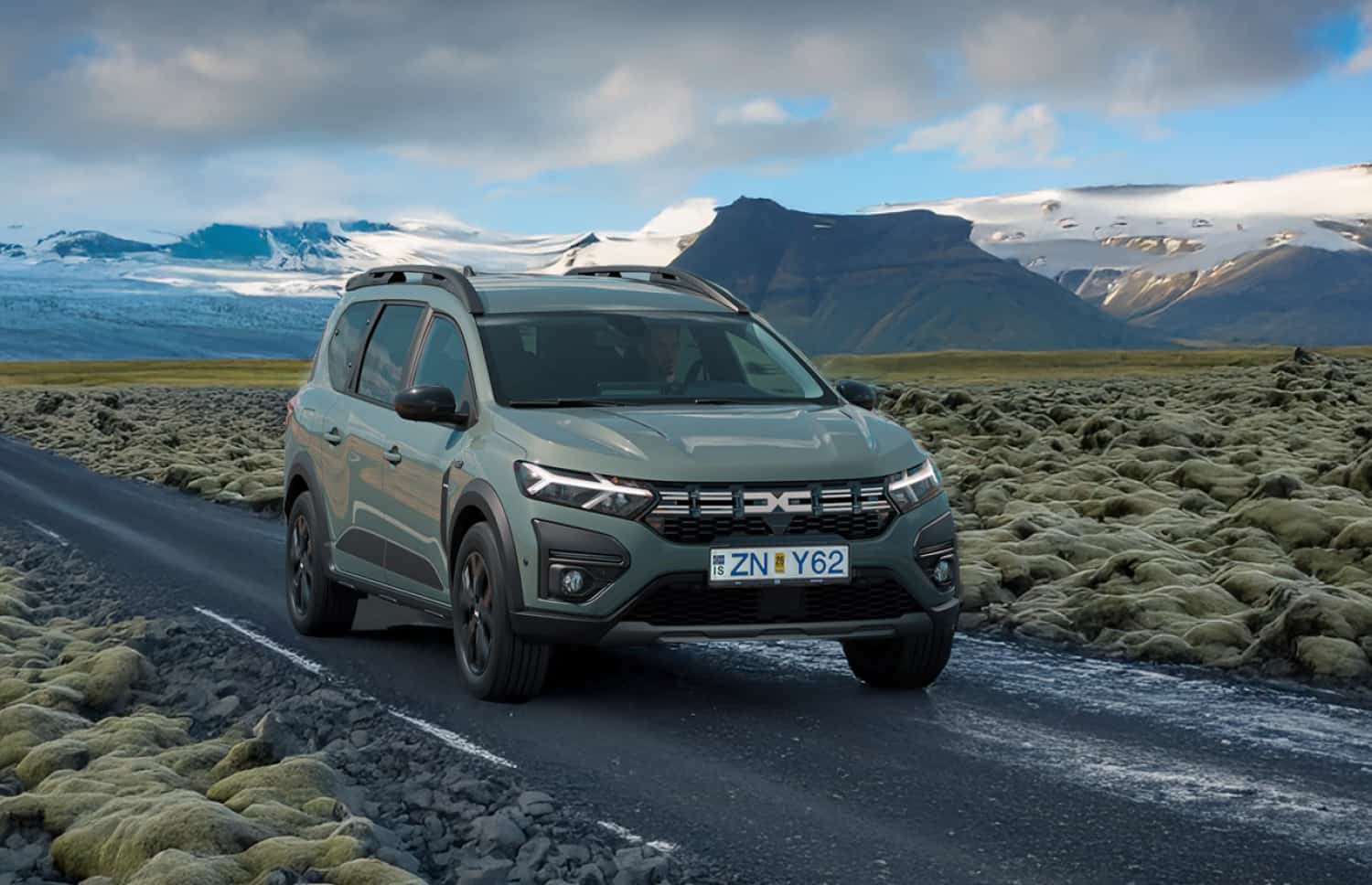 Schwarzer Dacia Jogger mit Schaltgetriebe, 7 Sitze, GPS, USB und Sitzheizung – geräumiges Fahrzeug für Gruppen- und Familienreisen in Island.