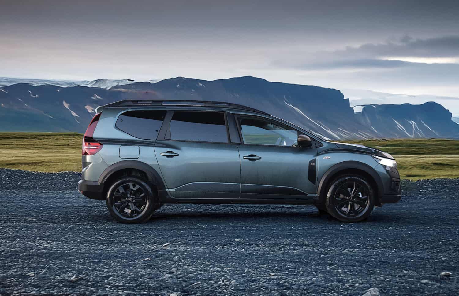 Schwarzer Dacia Jogger mit Schaltgetriebe, 7 Sitze, GPS, USB und Sitzheizung – geräumiges Fahrzeug für Gruppen- und Familienreisen in Island.