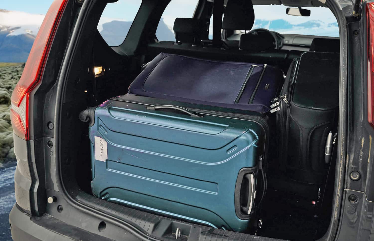 Schwarzer Dacia Jogger mit Schaltgetriebe, 7 Sitze, GPS, USB und Sitzheizung – geräumiges Fahrzeug für Gruppen- und Familienreisen in Island.