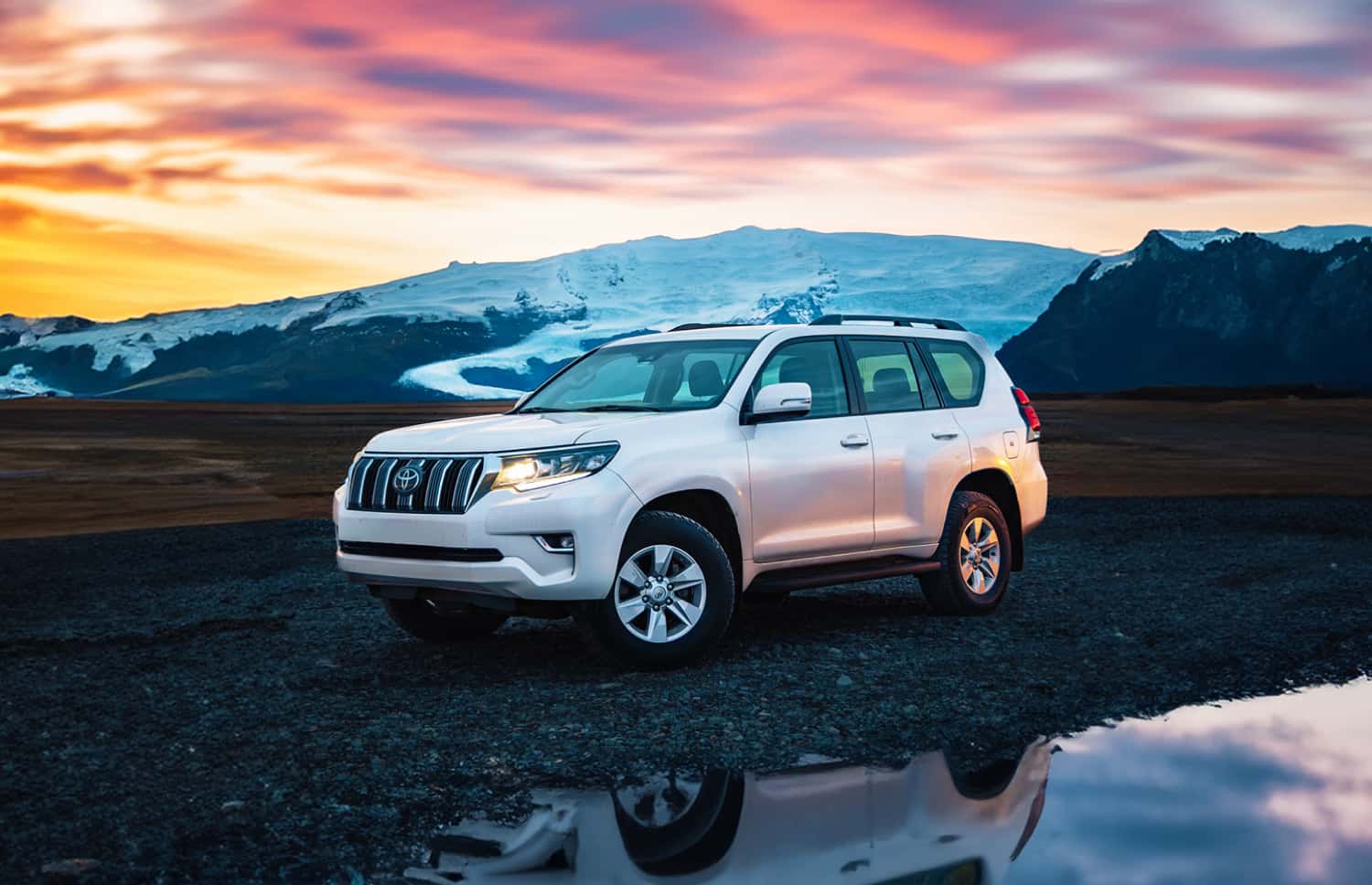 Toyota Land Cruiser 150. Eine Top-Wahl für einen 4x4-Mietwagen in Island, gebaut für die Eroberung der F-Straßen, Hochlandstraßen und anspruchsvollen Schotterstrecken, mit Allradantrieb und unbegrenzter Kilometerzahl.