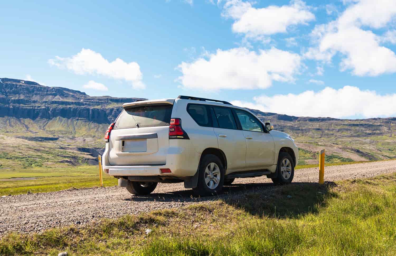 Toyota Land Cruiser 150. Eine Top-Wahl für einen 4x4-Mietwagen in Island, gebaut für die Eroberung der F-Straßen, Hochlandstraßen und anspruchsvollen Schotterstrecken, mit Allradantrieb und unbegrenzter Kilometerzahl.