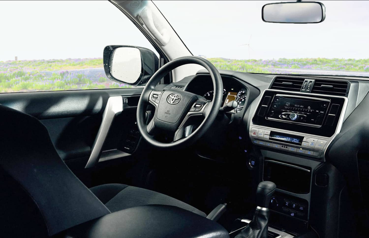 Toyota Land Cruiser 150. Eine Top-Wahl für einen 4x4-Mietwagen in Island, gebaut für die Eroberung der F-Straßen, Hochlandstraßen und anspruchsvollen Schotterstrecken, mit Allradantrieb und unbegrenzter Kilometerzahl.