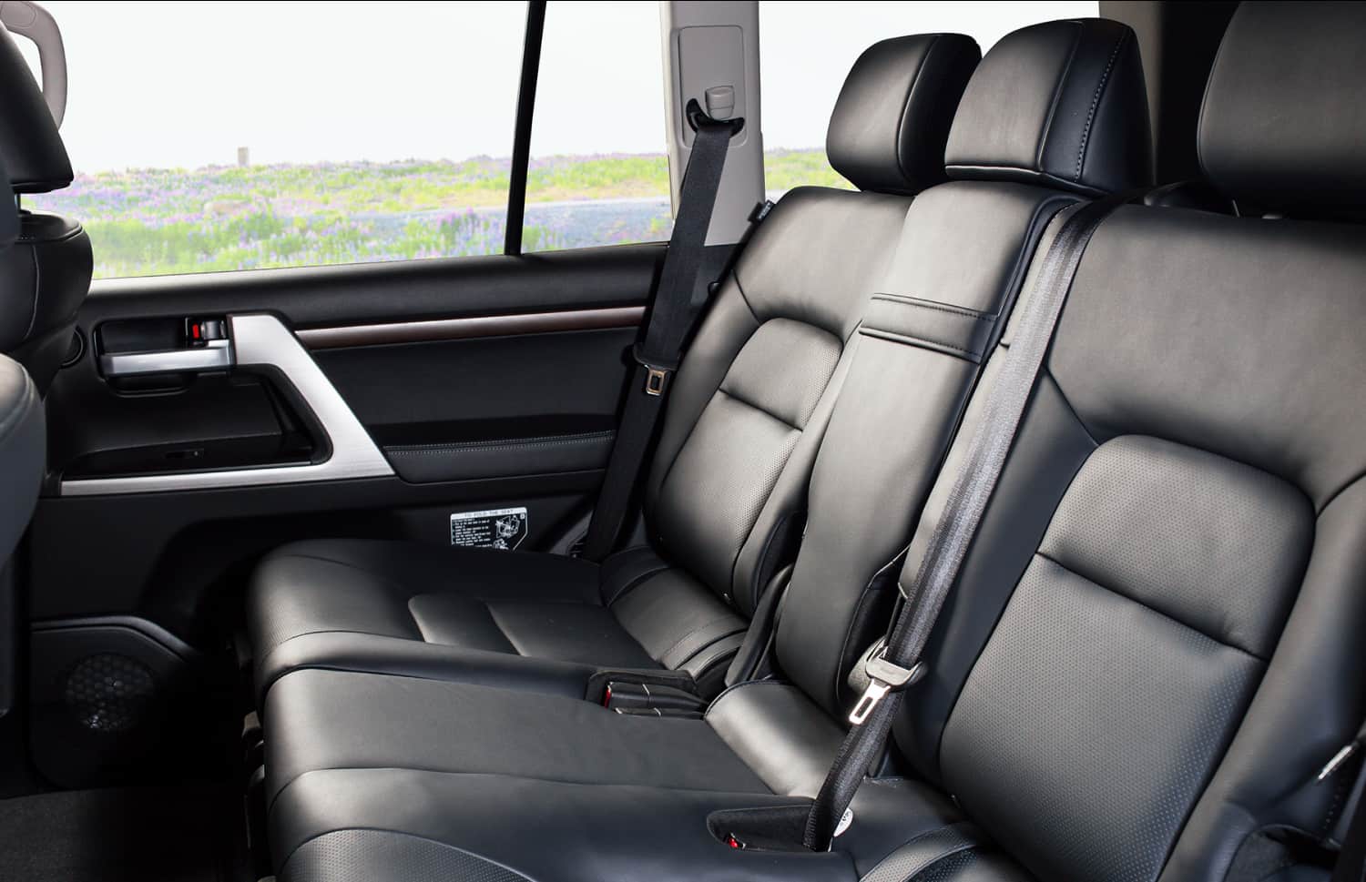 Toyota Land Cruiser 150. Eine Top-Wahl für einen 4x4-Mietwagen in Island, gebaut für die Eroberung der F-Straßen, Hochlandstraßen und anspruchsvollen Schotterstrecken, mit Allradantrieb und unbegrenzter Kilometerzahl.