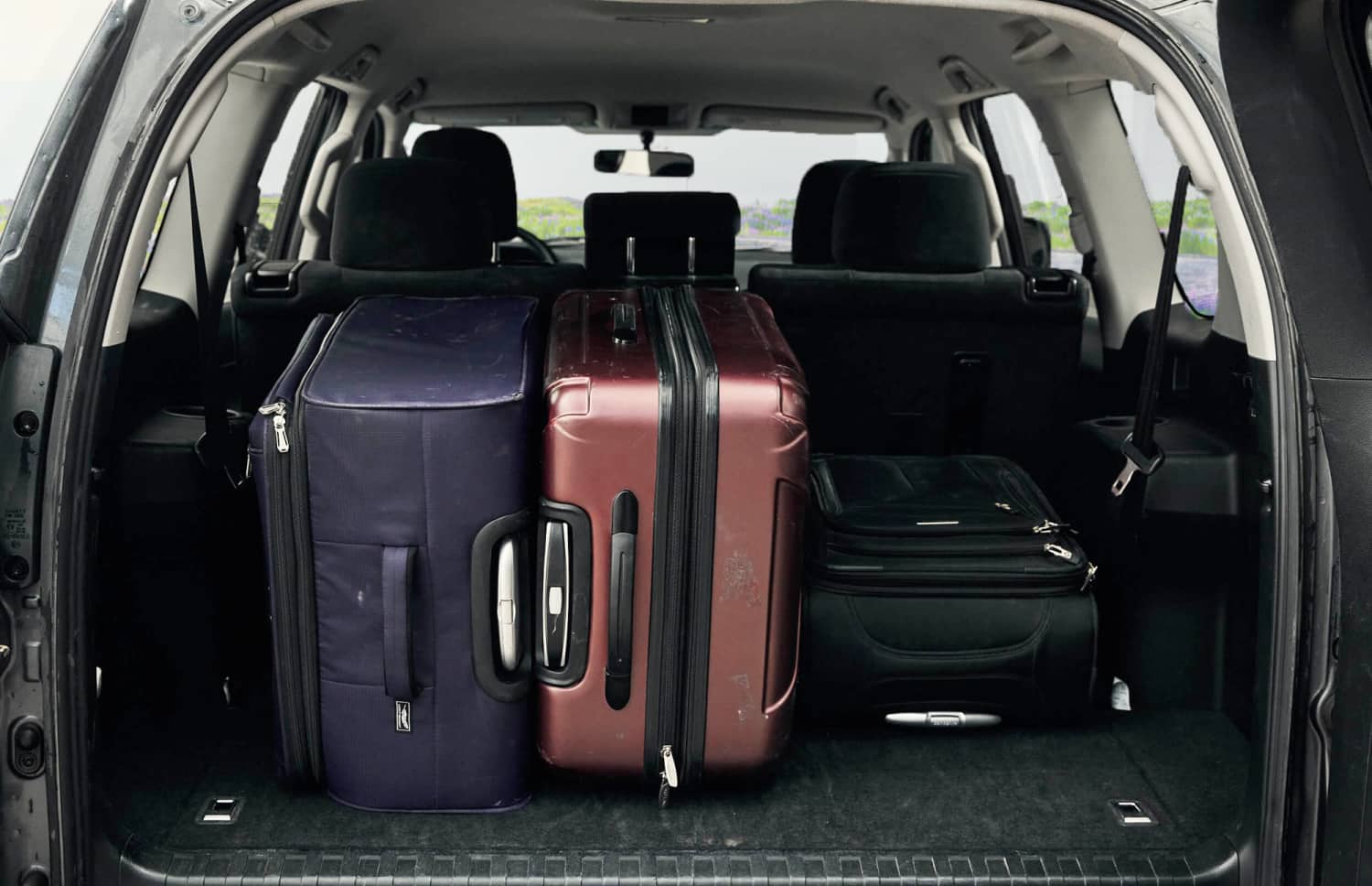 Toyota Land Cruiser 150. Eine Top-Wahl für einen 4x4-Mietwagen in Island, gebaut für die Eroberung der F-Straßen, Hochlandstraßen und anspruchsvollen Schotterstrecken, mit Allradantrieb und unbegrenzter Kilometerzahl.