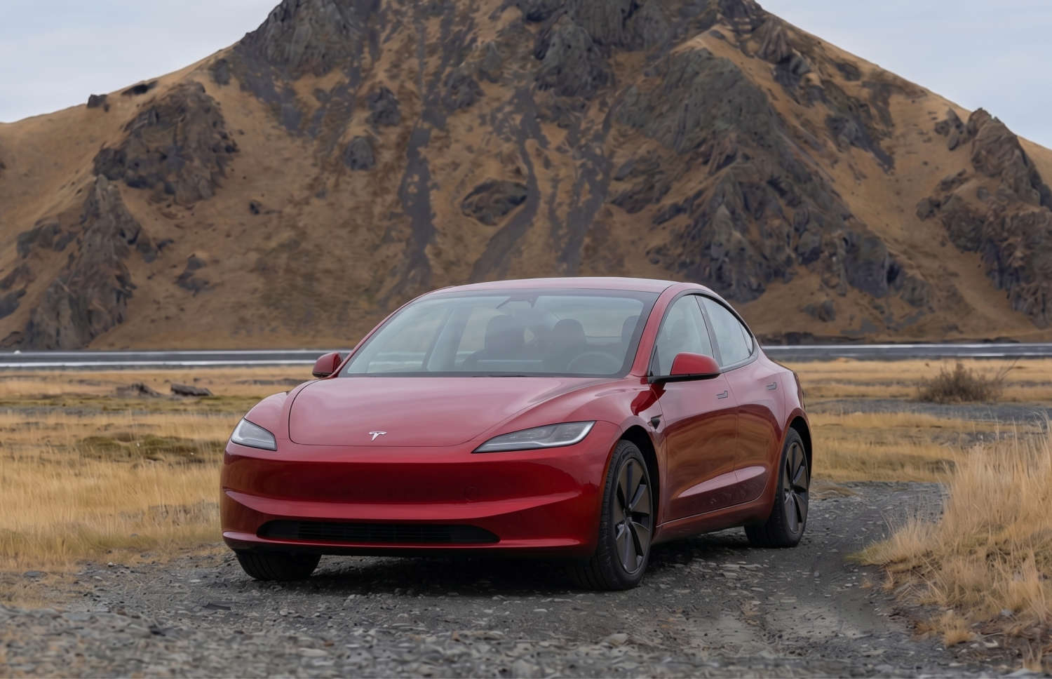 Weißer Tesla Model 3 Elektro-Sedan mit Automatikgetriebe, GPS, Rückfahrkamera, Sitzheizung und Platz für 5 Personen in Island.