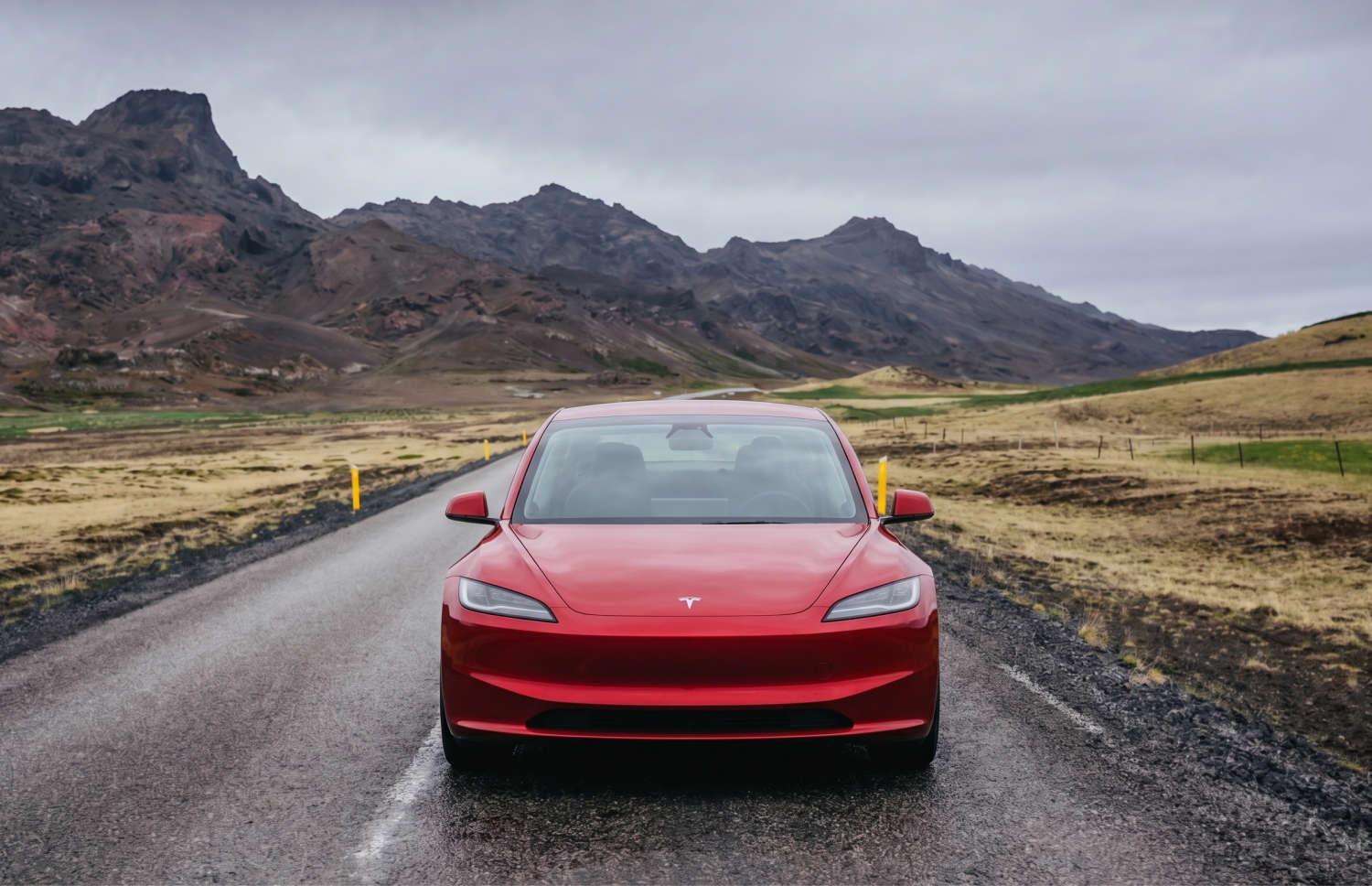 Weißer Tesla Model 3 Elektro-Sedan mit Automatikgetriebe, GPS, Rückfahrkamera, Sitzheizung und Platz für 5 Personen in Island.