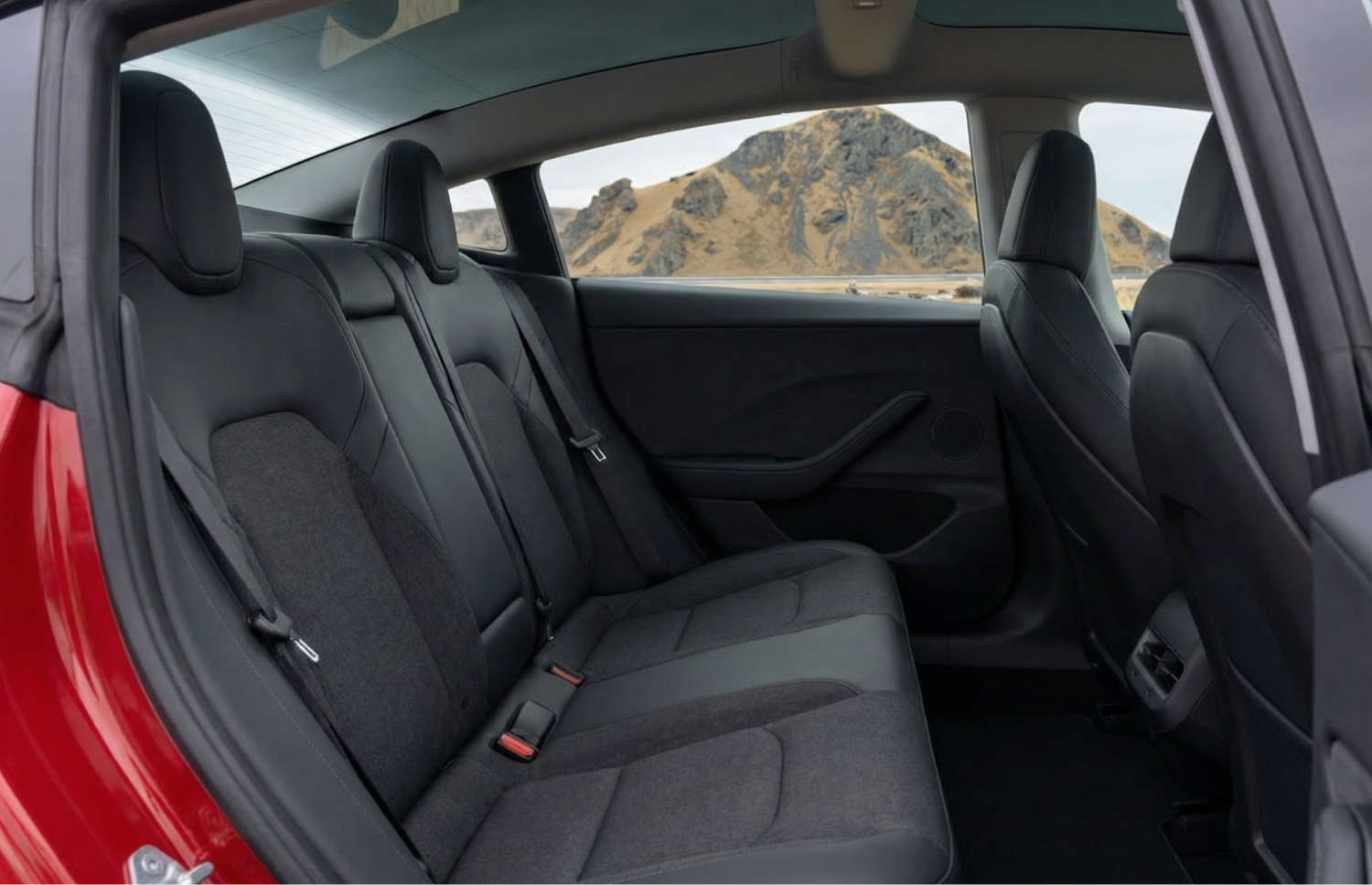 Weißer Tesla Model 3 Elektro-Sedan mit Automatikgetriebe, GPS, Rückfahrkamera, Sitzheizung und Platz für 5 Personen in Island.